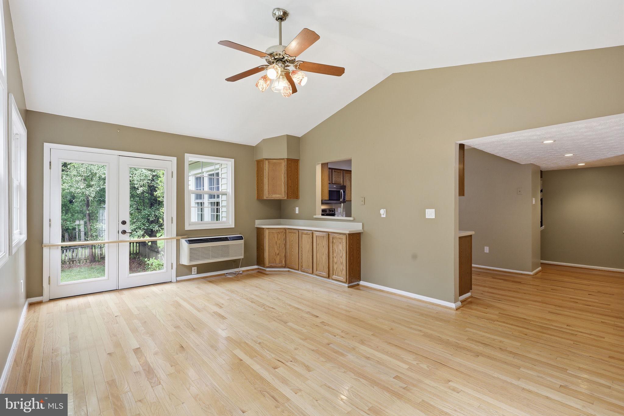 HOLLY KNOLL - Residential