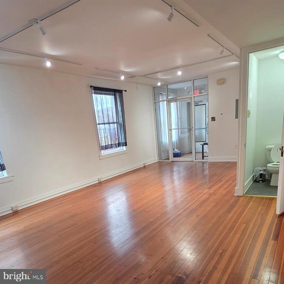 104 W CHESTNUT STREET