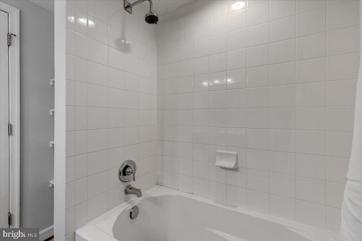 WEST VILLAGE OF SHIRLINGTON - Residential Lease