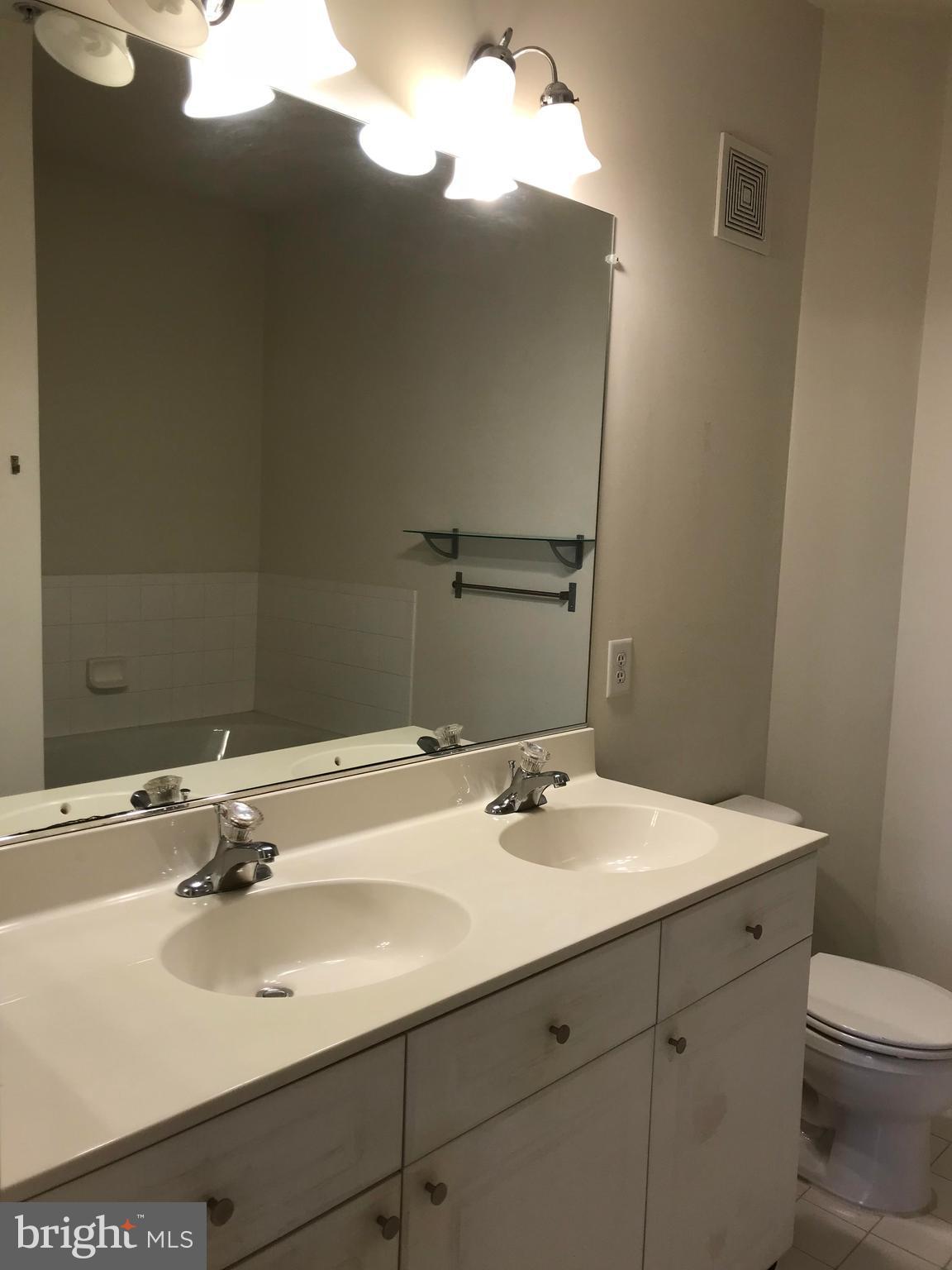 FORTNIGHTLY SQUARE - Residential Lease