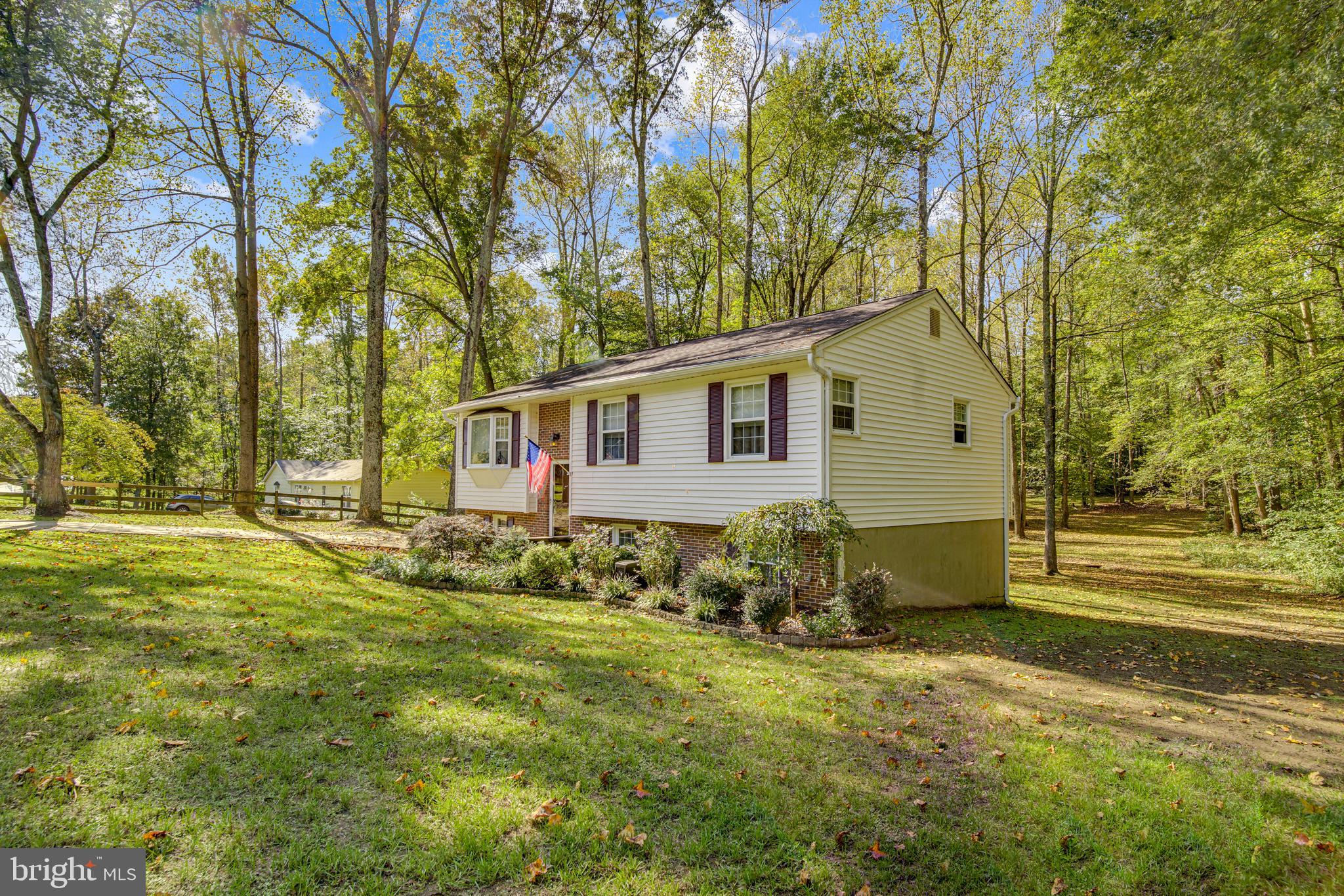 COUNTRY LAKES - Residential