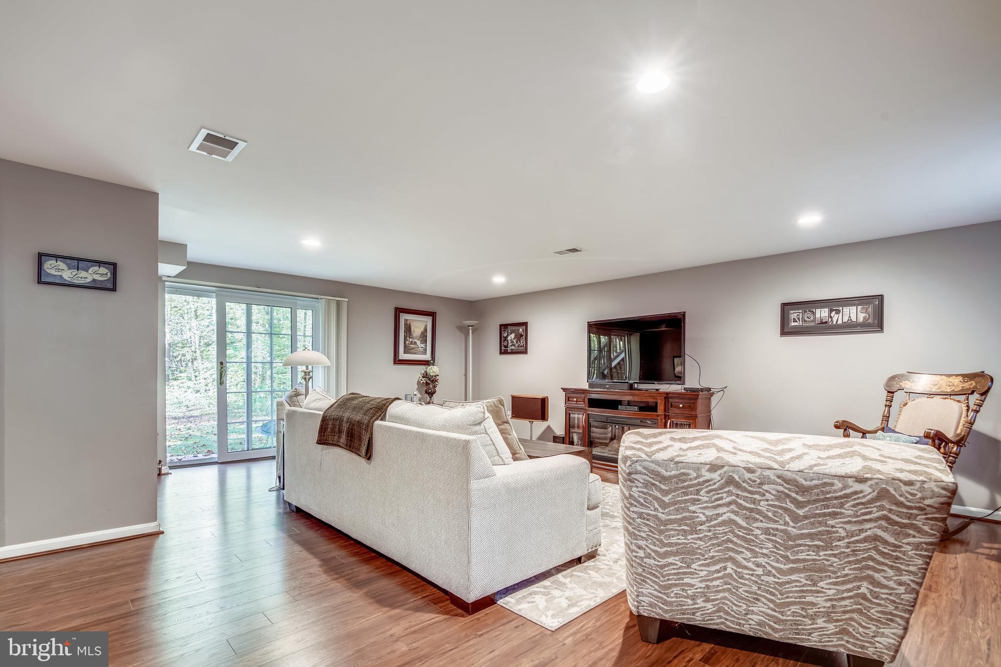 COUNTRY LAKES - Residential