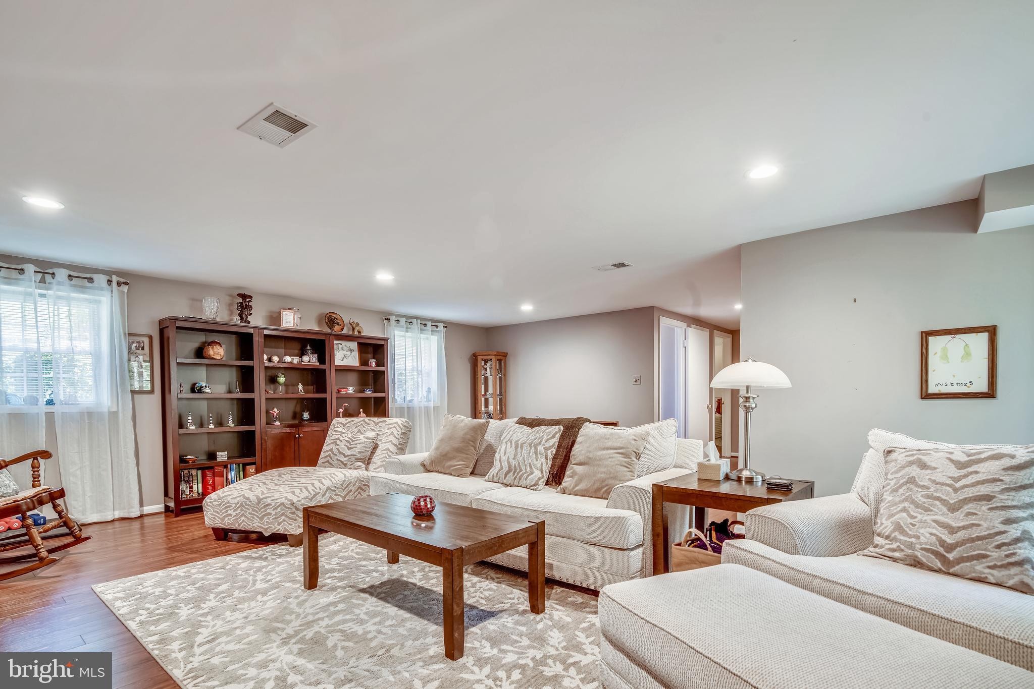 COUNTRY LAKES - Residential