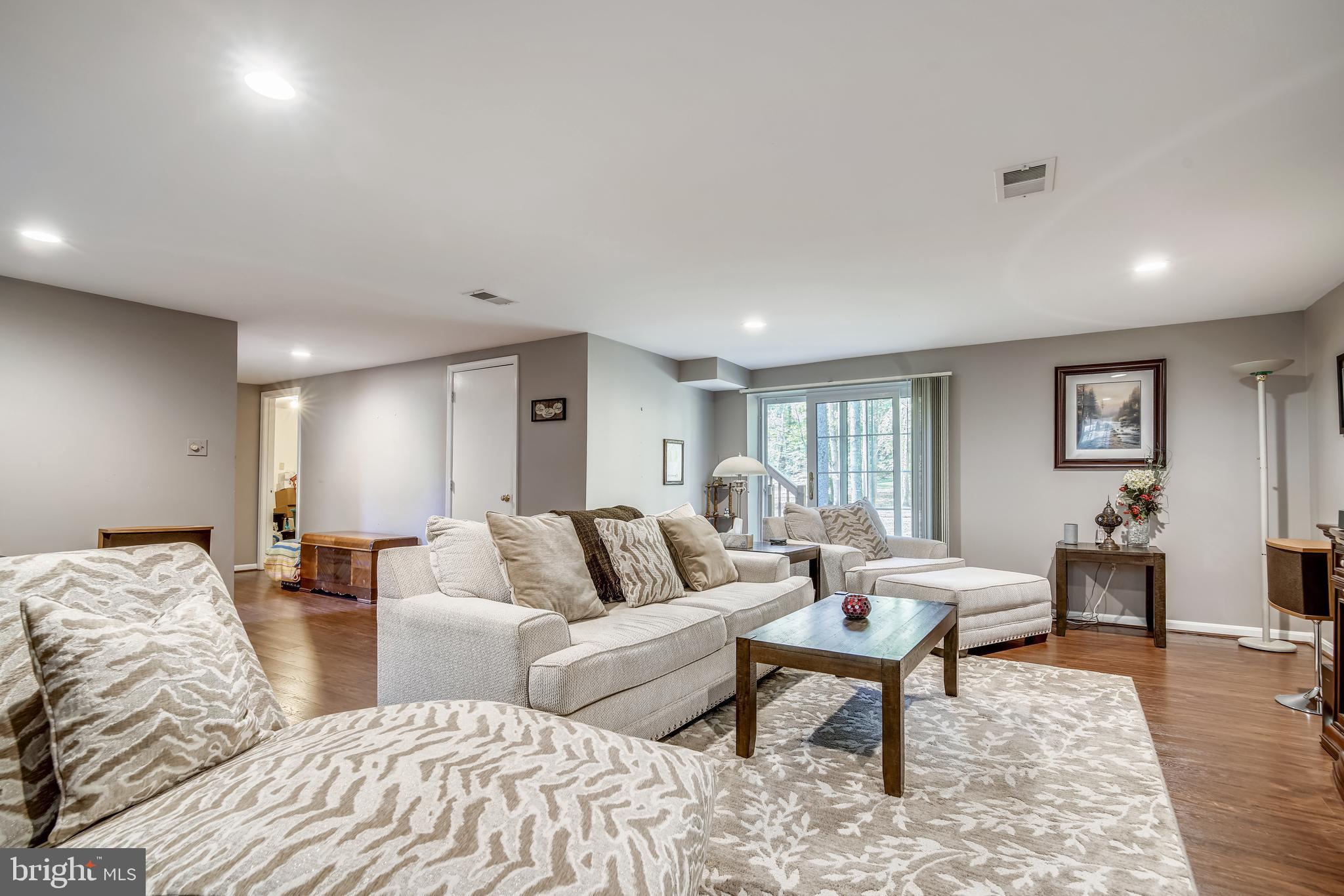 COUNTRY LAKES - Residential