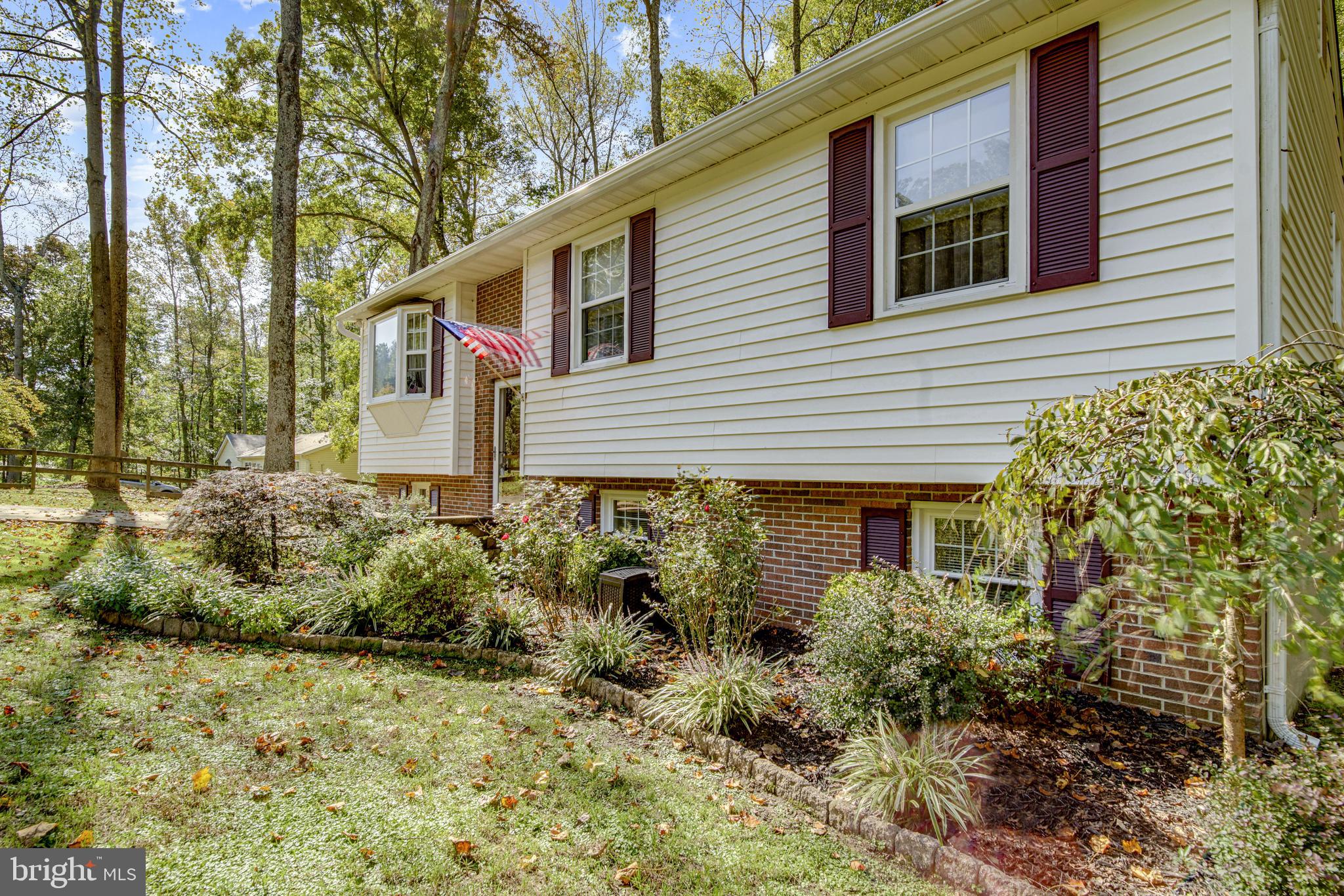 COUNTRY LAKES - Residential