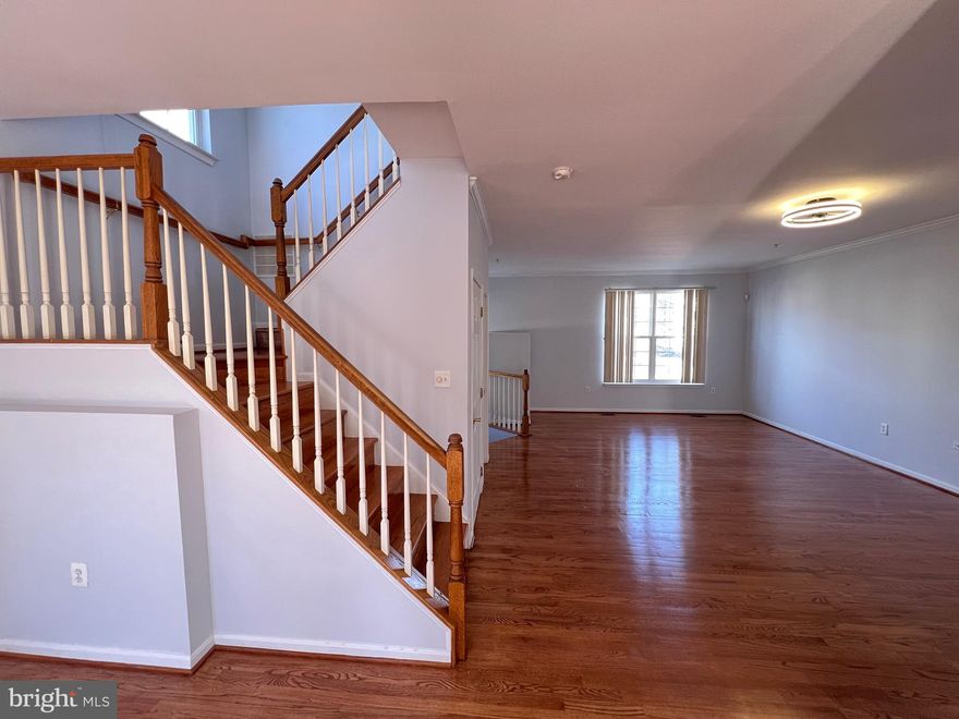 Newly remodeled 5bedroom 3.5 bathroom end unit TH available for immediate occupancy to NON SMOKERS  in Perywood Estate, Largo/Upper Marlboro ,Md. 20774.  
Huge master bedroom with Jacuzzi and walk in closets.
hardwood all over the house with a contemporary tile carpet in the basement. 
* Housing Vouchers Accepted. 
*Credit check required.