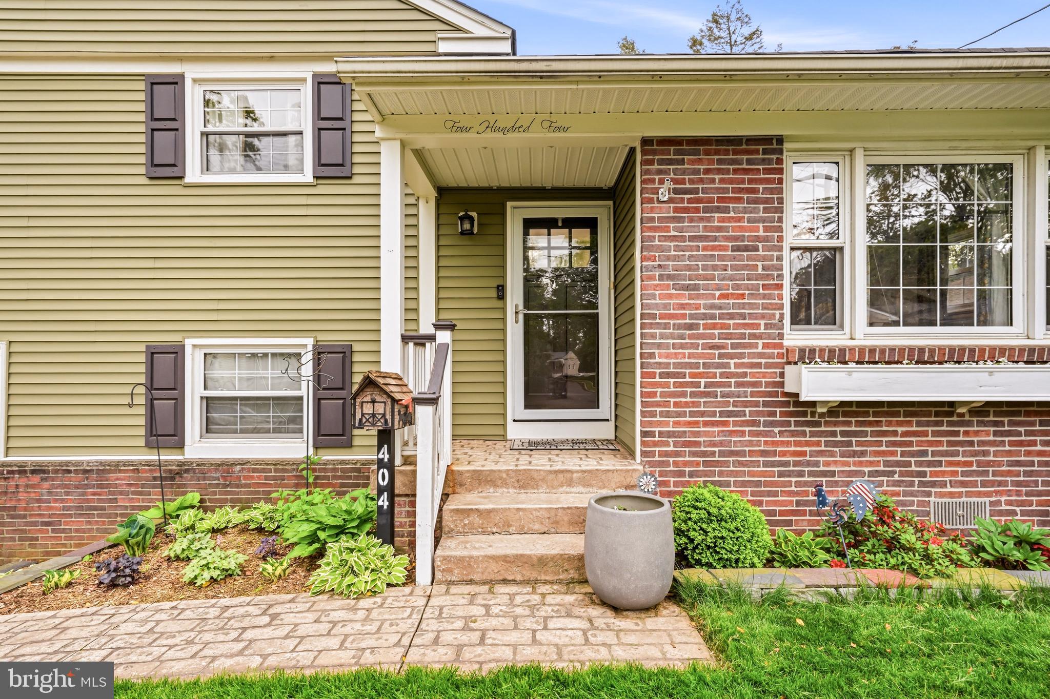 404 GRAISBURY AVENUE