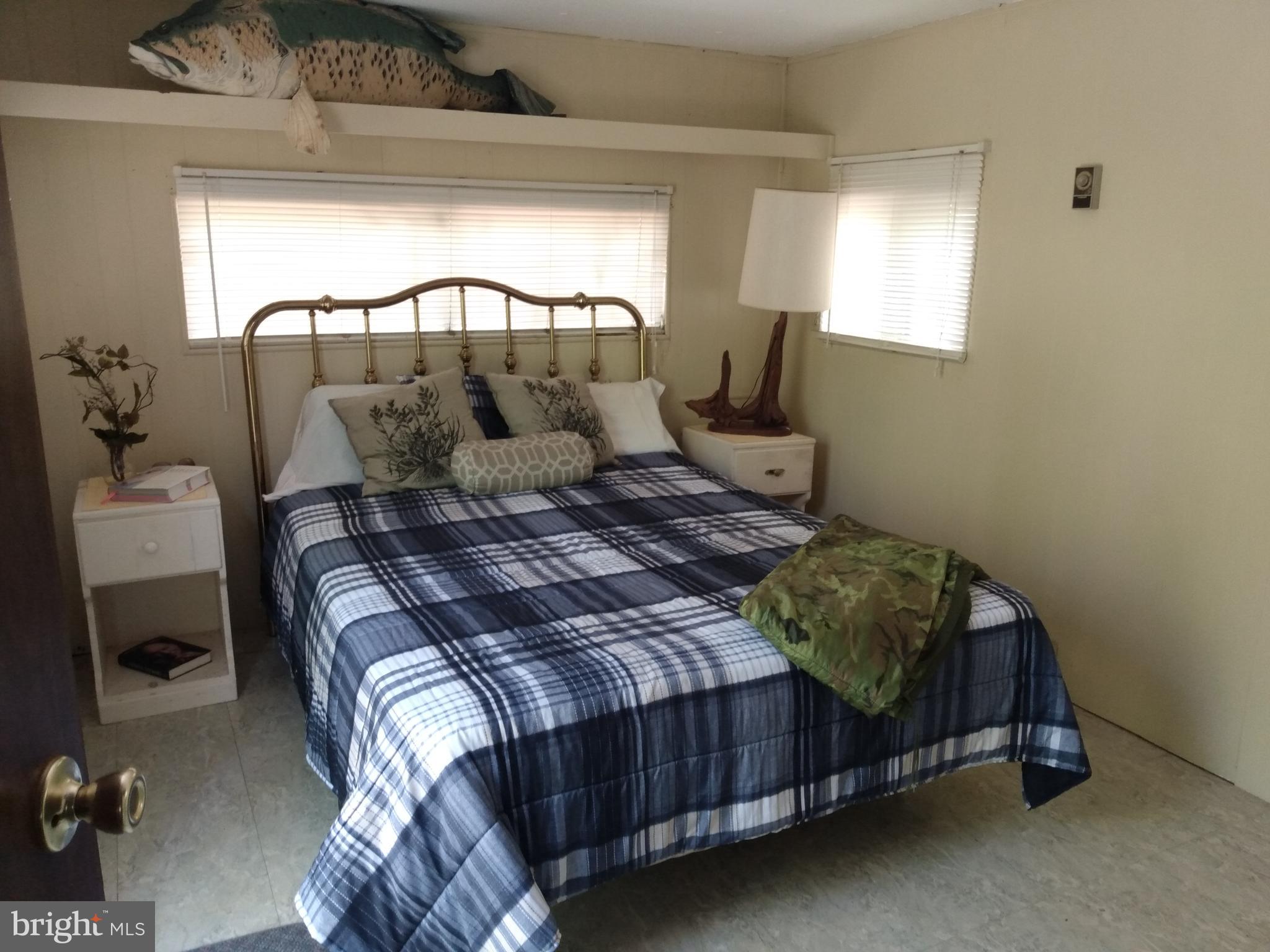 BRIARY BOTTOM - Land