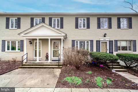 Photo of 9888 Hollow Glen Place #2538B, SILVER SPRING, MD 20910 (MLS # MDMC2218492)