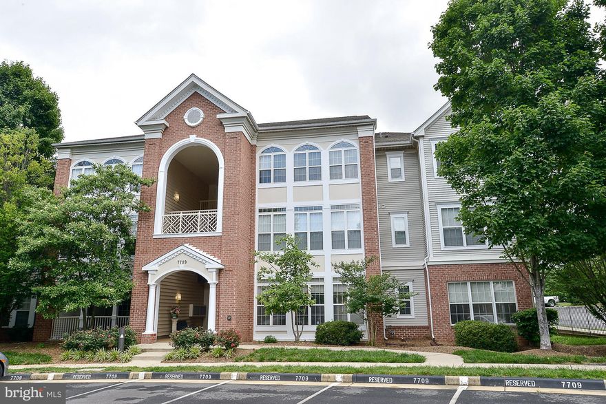 Great location! Newly remodeled top floor unit! Gorgeous kitchen update w/ granite counters, upgraded SS appliances, breakfast bar, custom cabinets & glass backsplash. MBA reno w/ dual sink granite vanity, soaking tub & separate shower. 2 large BRs, huge open main living room w/ soaring vaulted ceilings, gas FP, custom built-ins, combo dining room + sun room /den. Storage space. Pool + amenities!