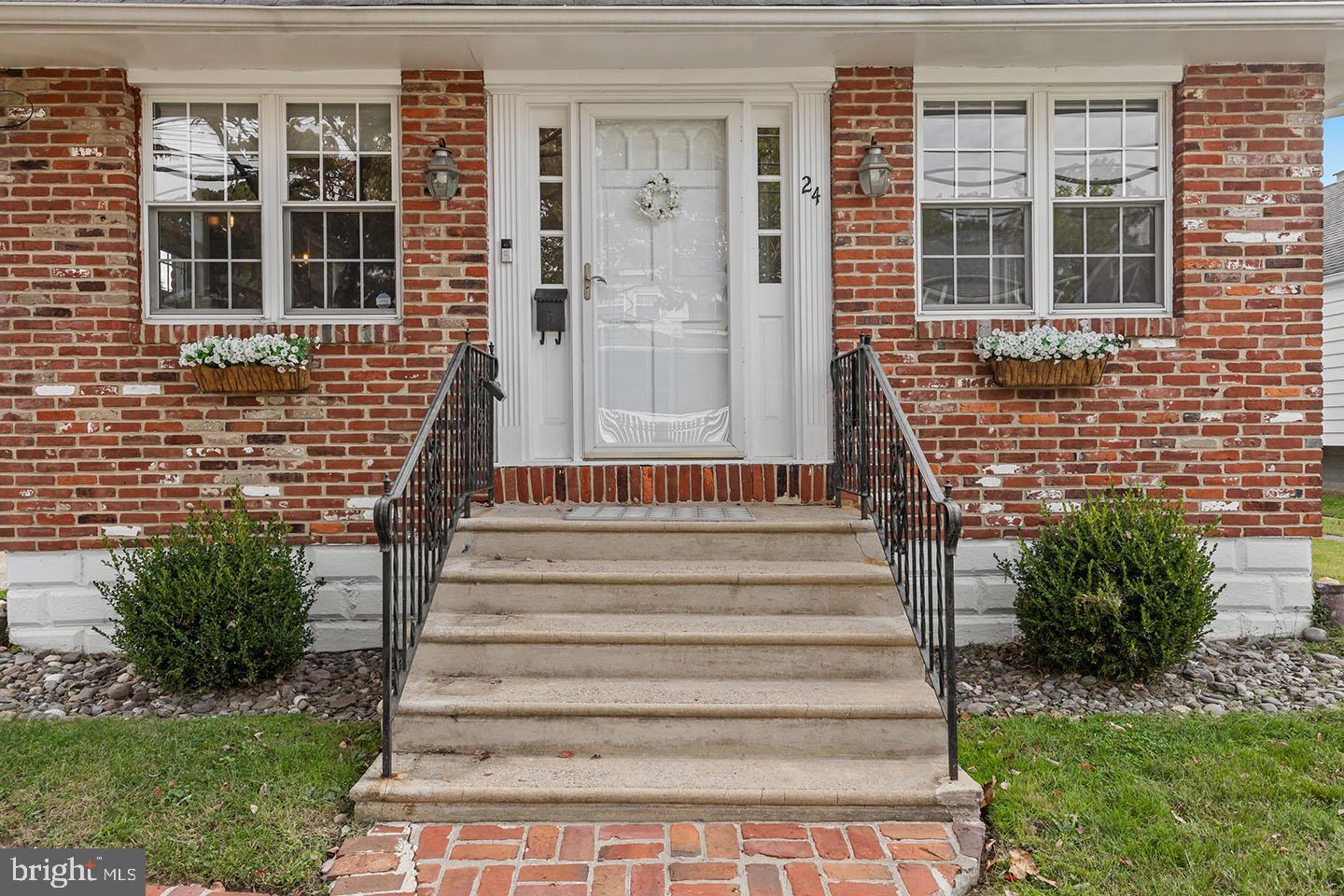 24 E HOLLY AVE