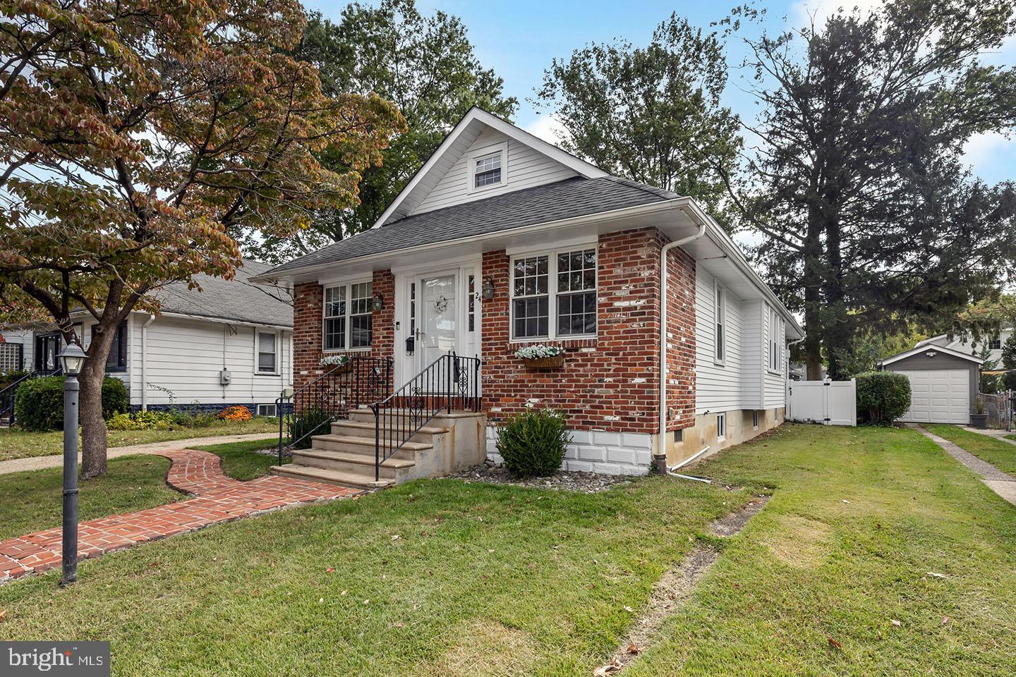 24 E HOLLY AVE
