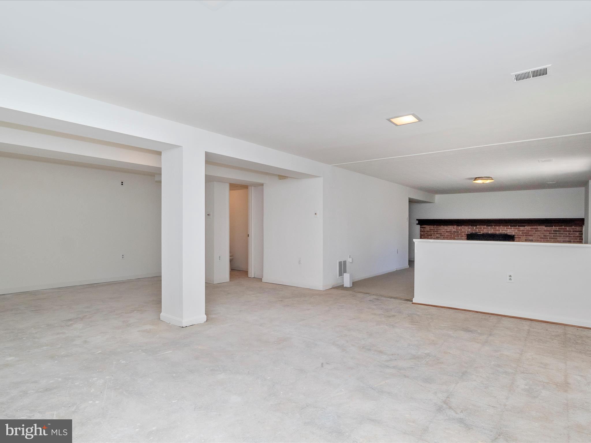 WHITE OAK MANOR - Residential