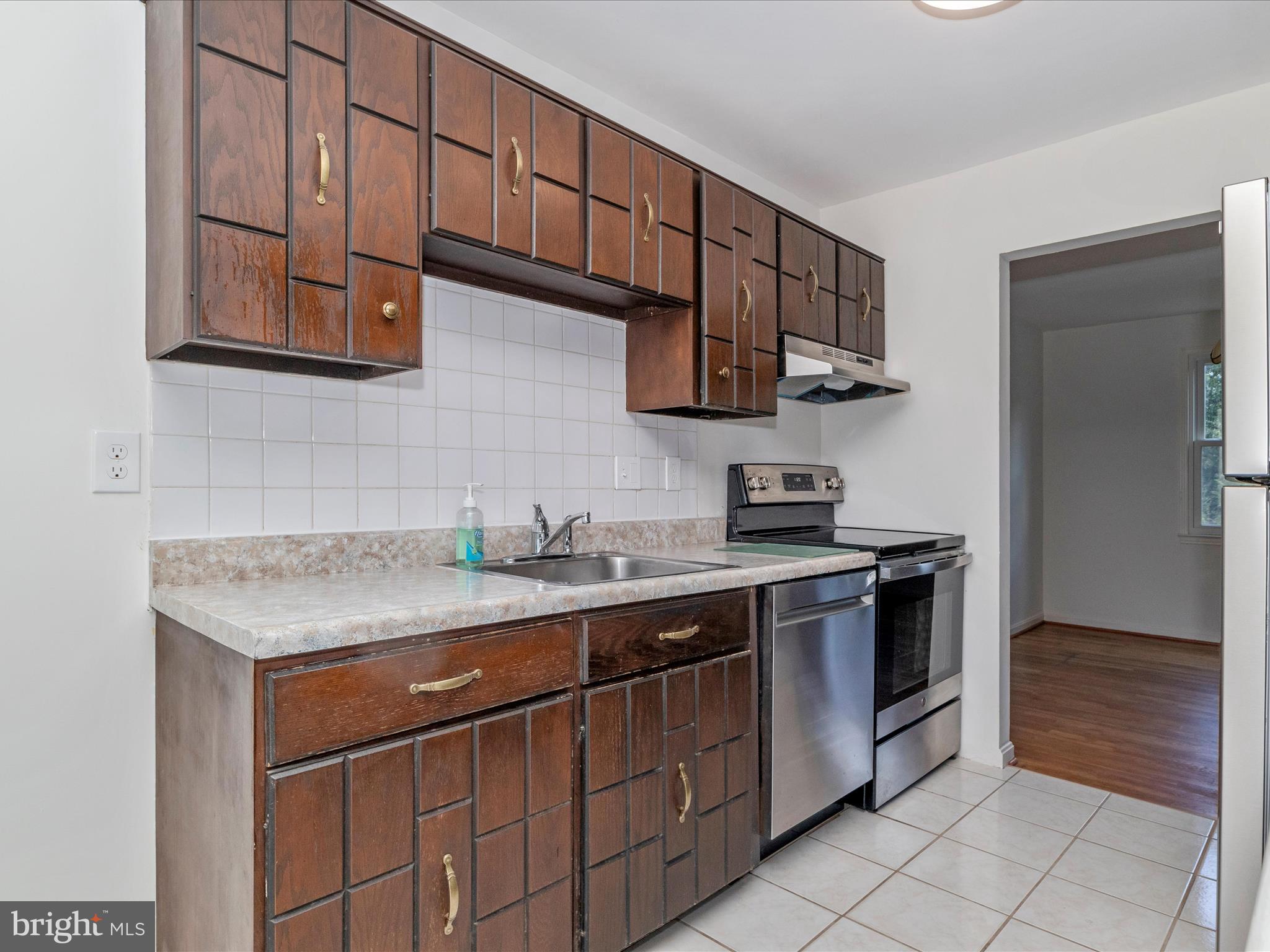 WHITE OAK MANOR - Residential