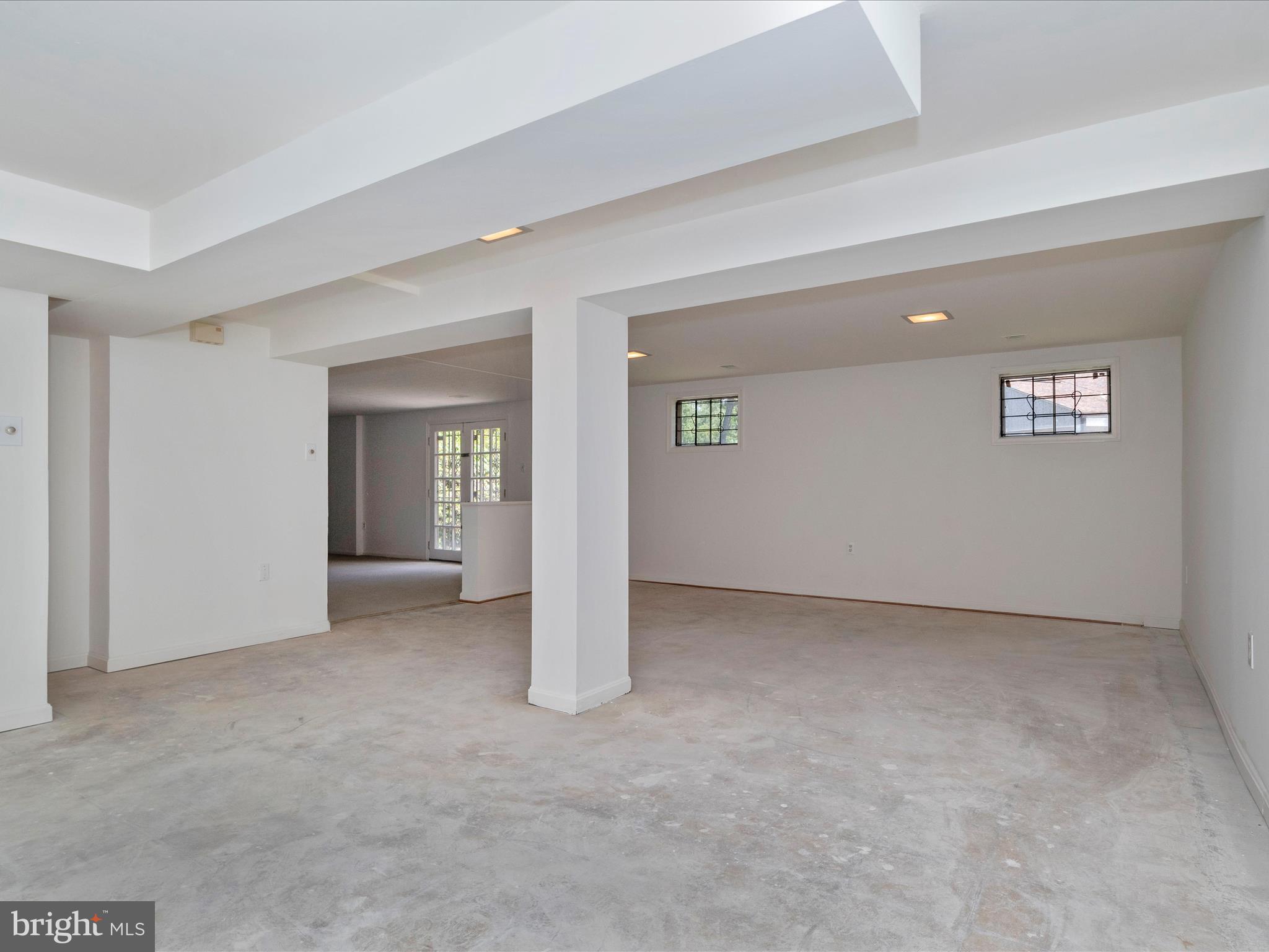 WHITE OAK MANOR - Residential