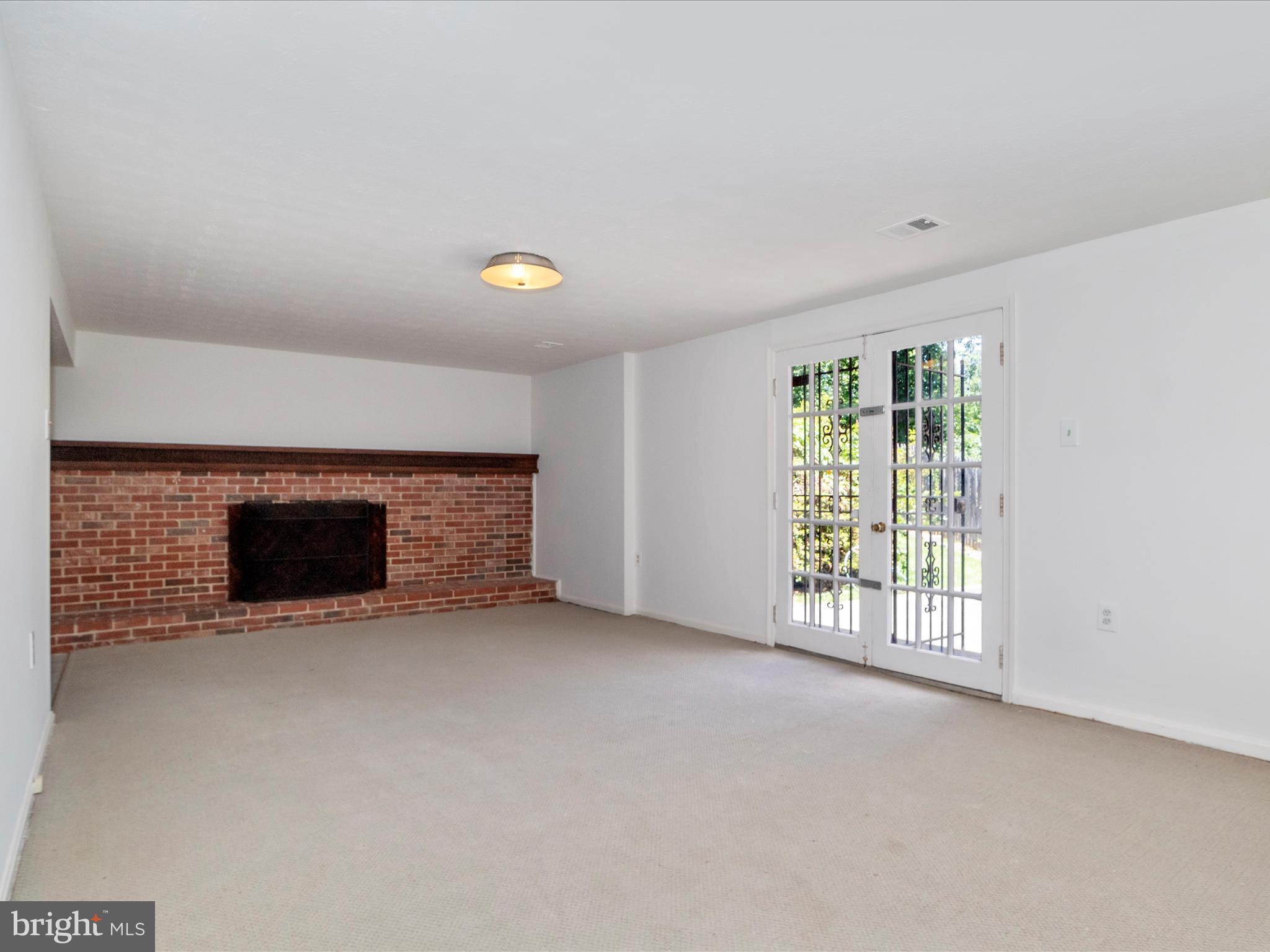 WHITE OAK MANOR - Residential