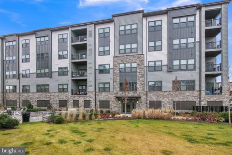 Photo of 12875 Mosaic Park Way #4-Z, HERNDON, VA 20171 (MLS # VAFX2311484)