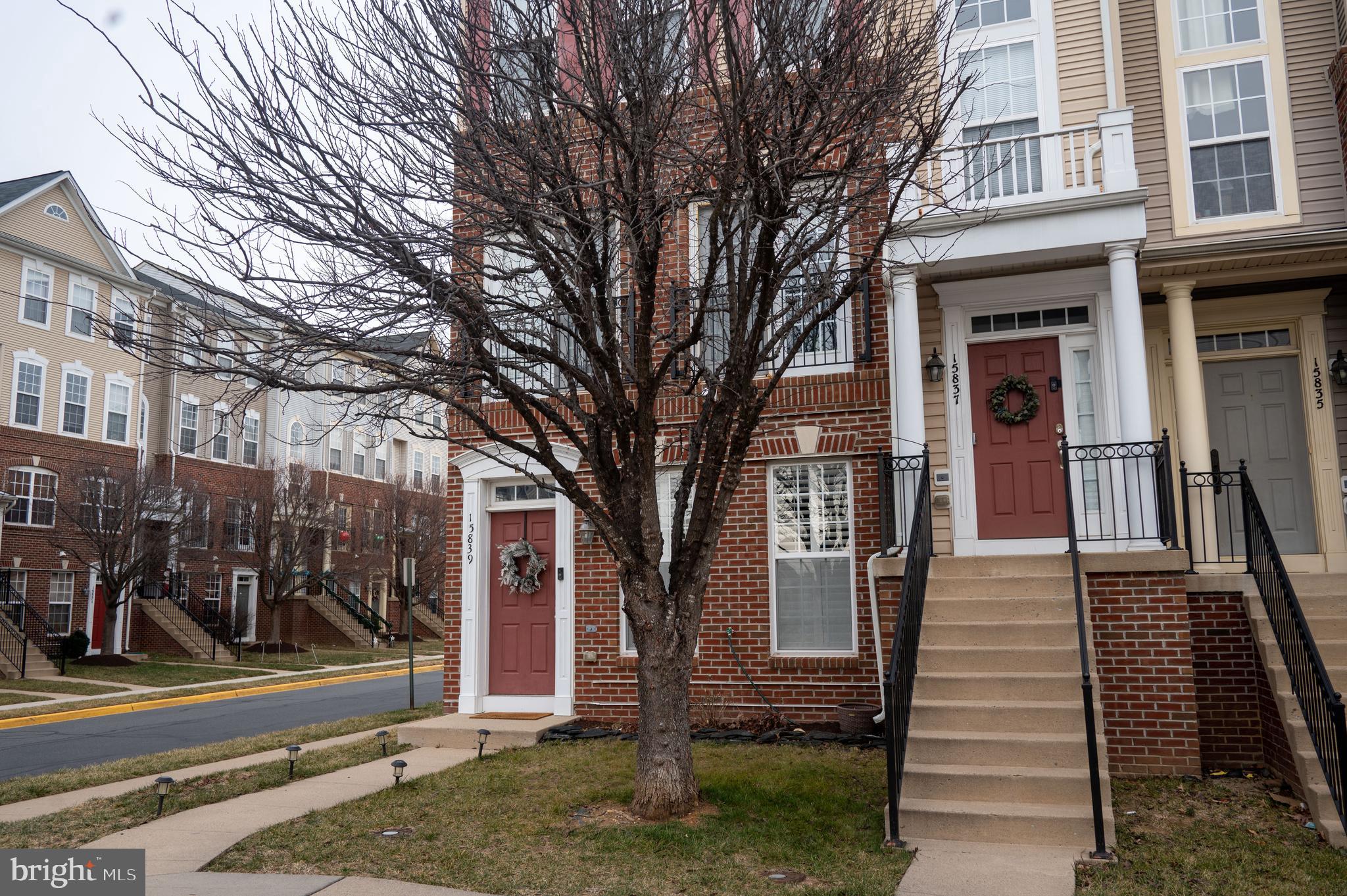 15839 JOHN DISKIN CIRCLE