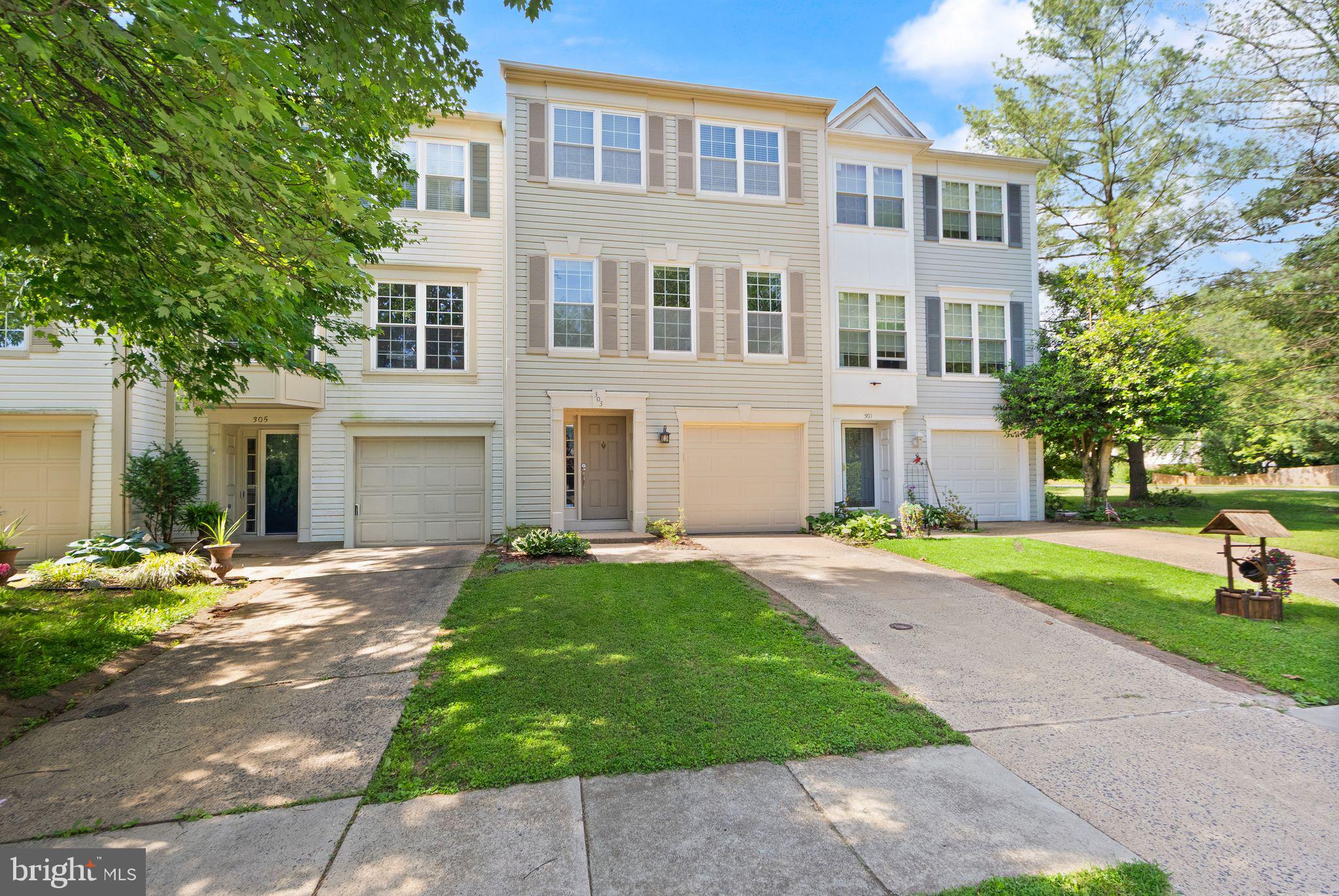 303 BARNFIELD SQUARE NE