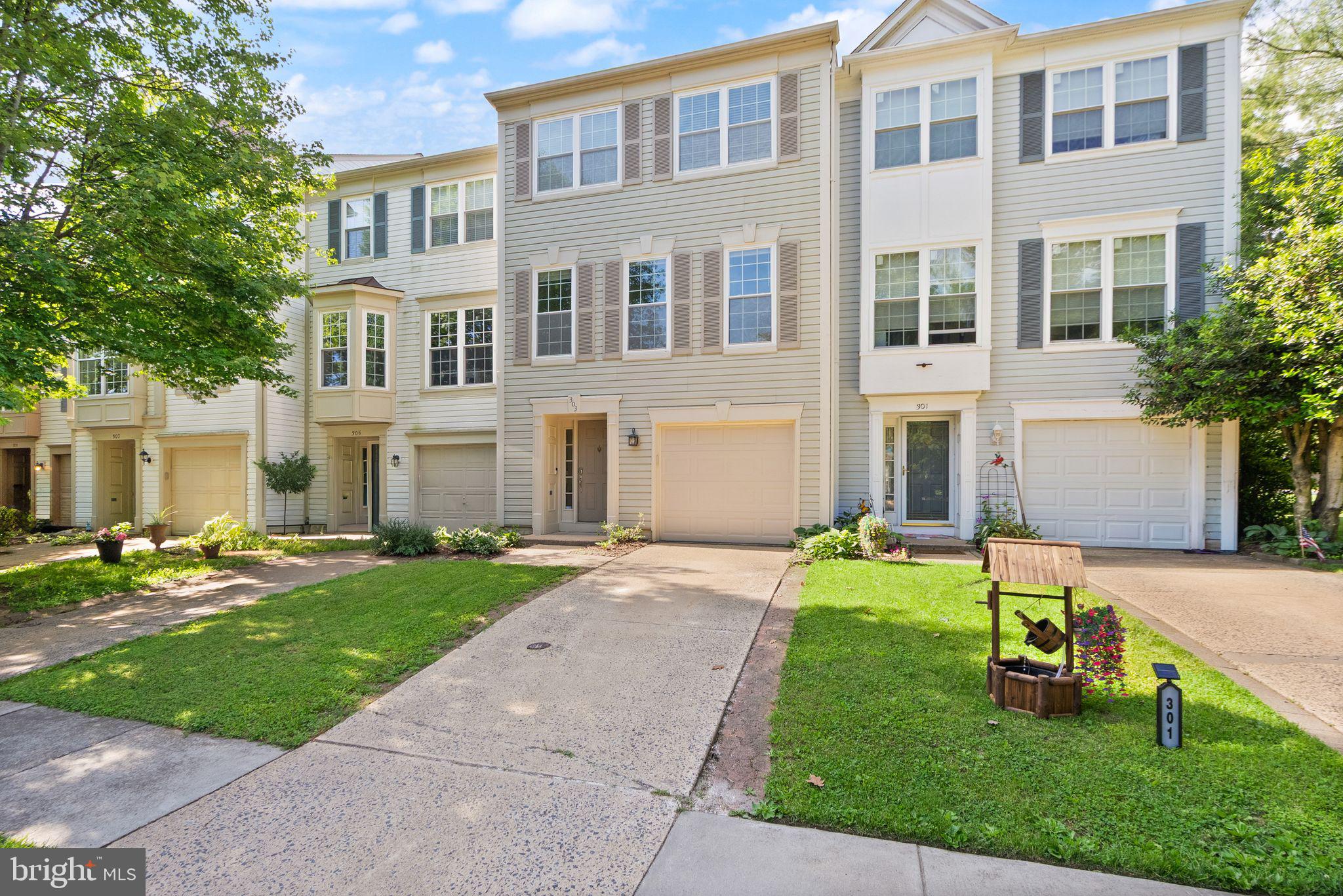303 BARNFIELD SQUARE NE