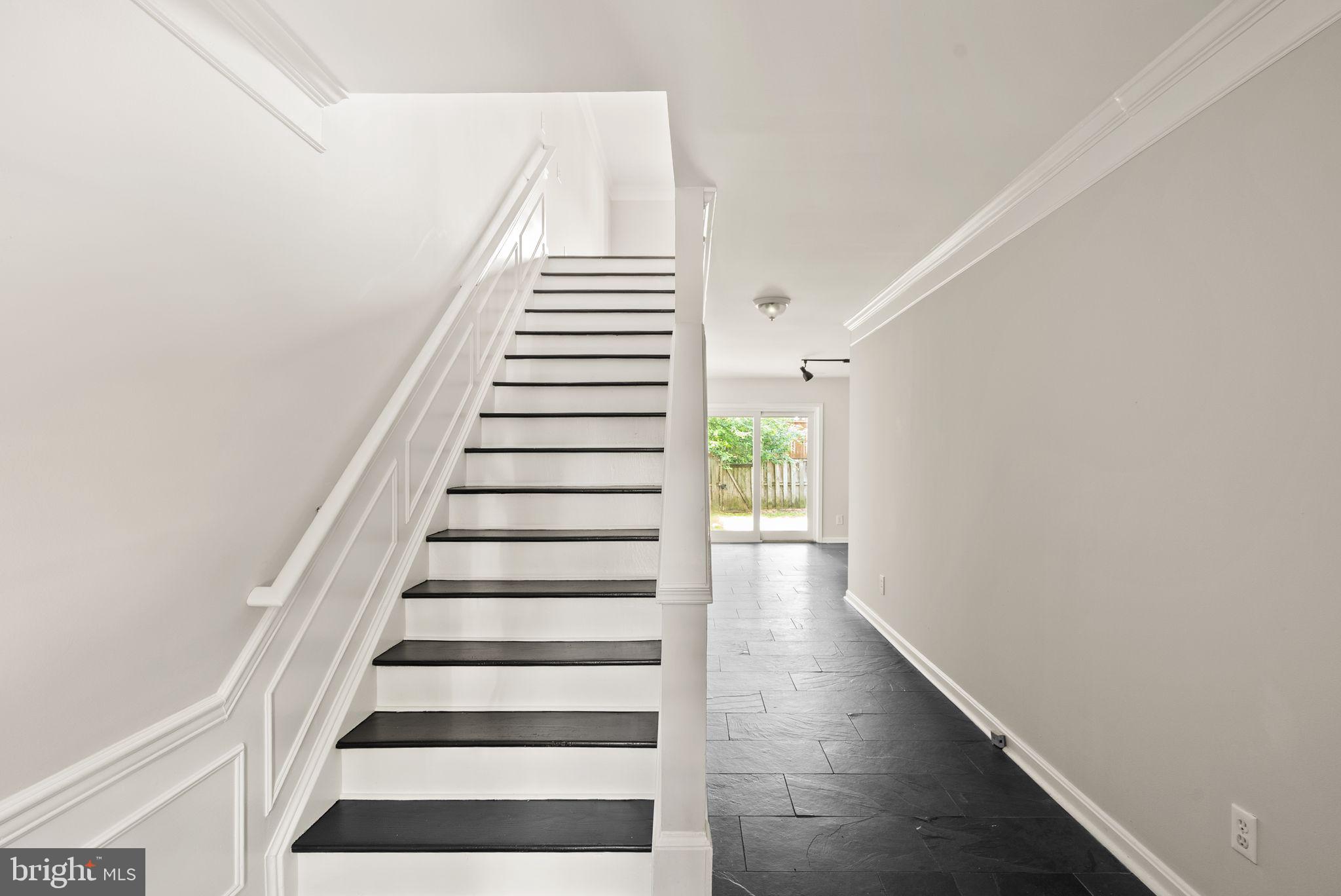 303 BARNFIELD SQUARE NE