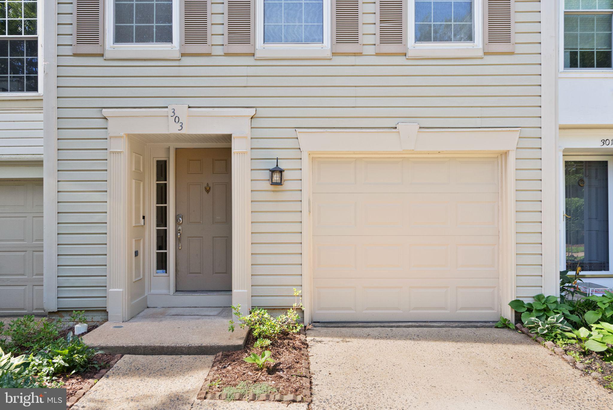 303 BARNFIELD SQUARE NE