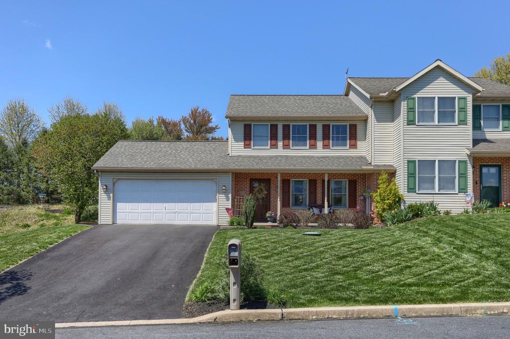 Photo of 6 Edgewood Drive, Lititz, PA 17543 (MLS # PALA2049972)