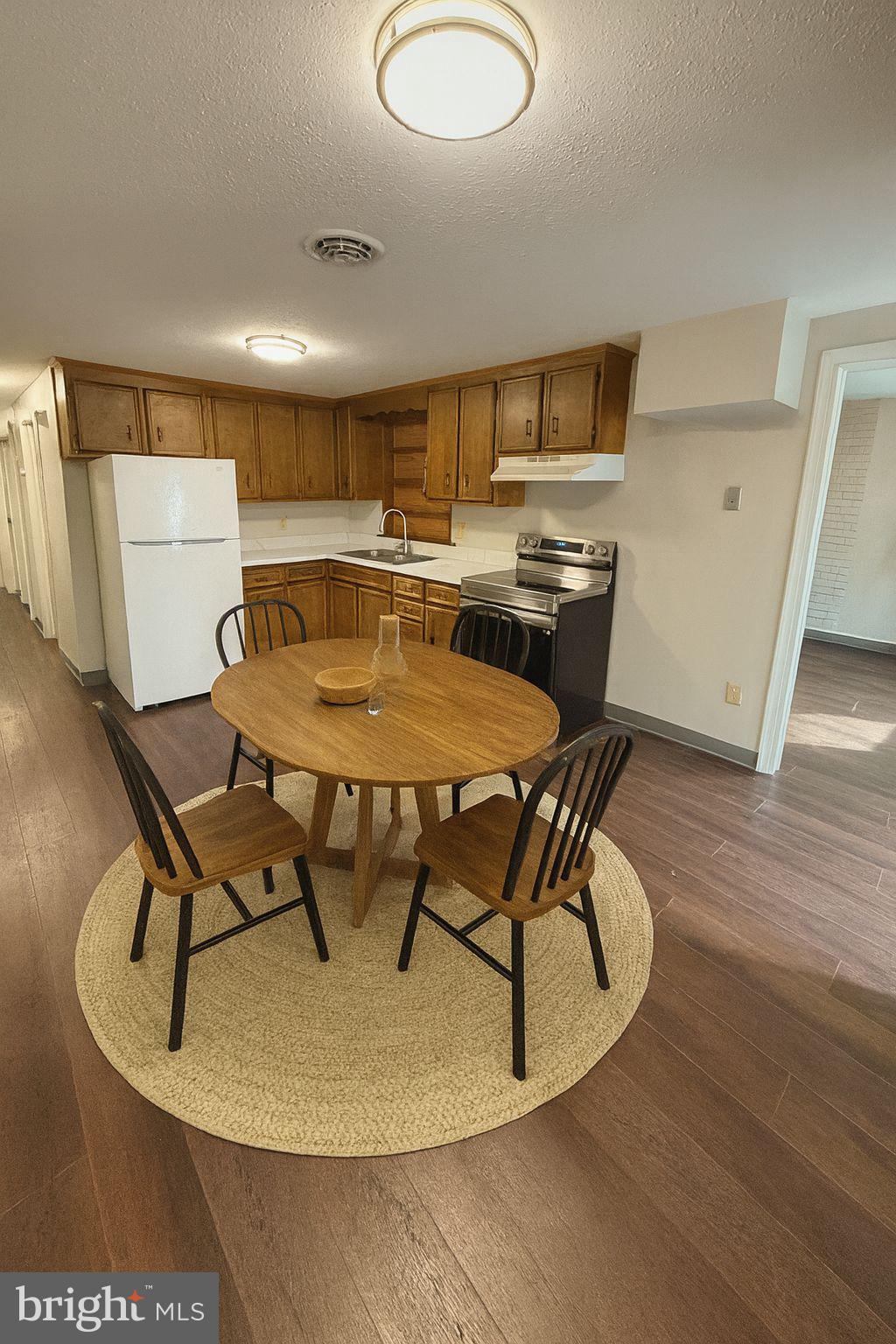 FOREST HILLS - Residential Lease