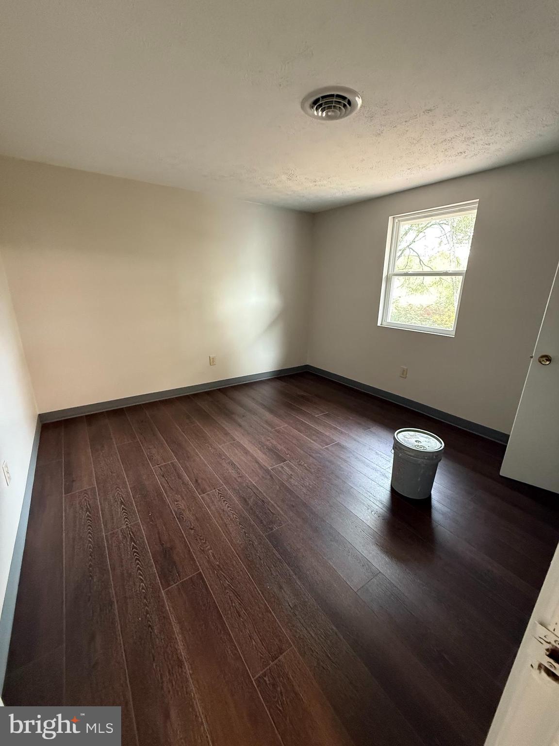 FOREST HILLS - Residential Lease