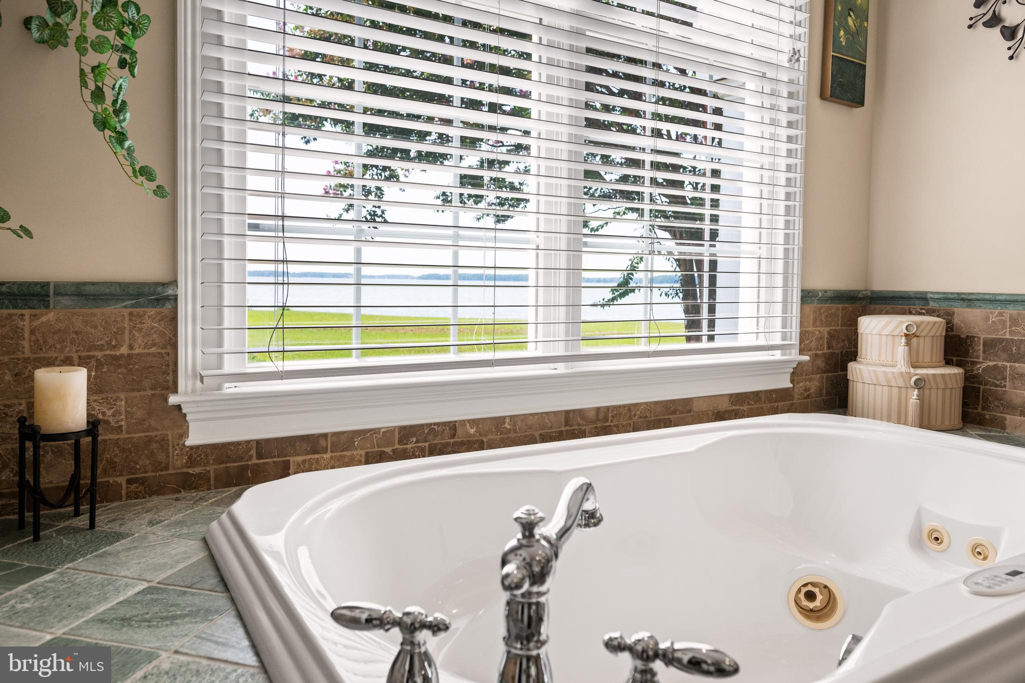 DEEP NECK - Residential