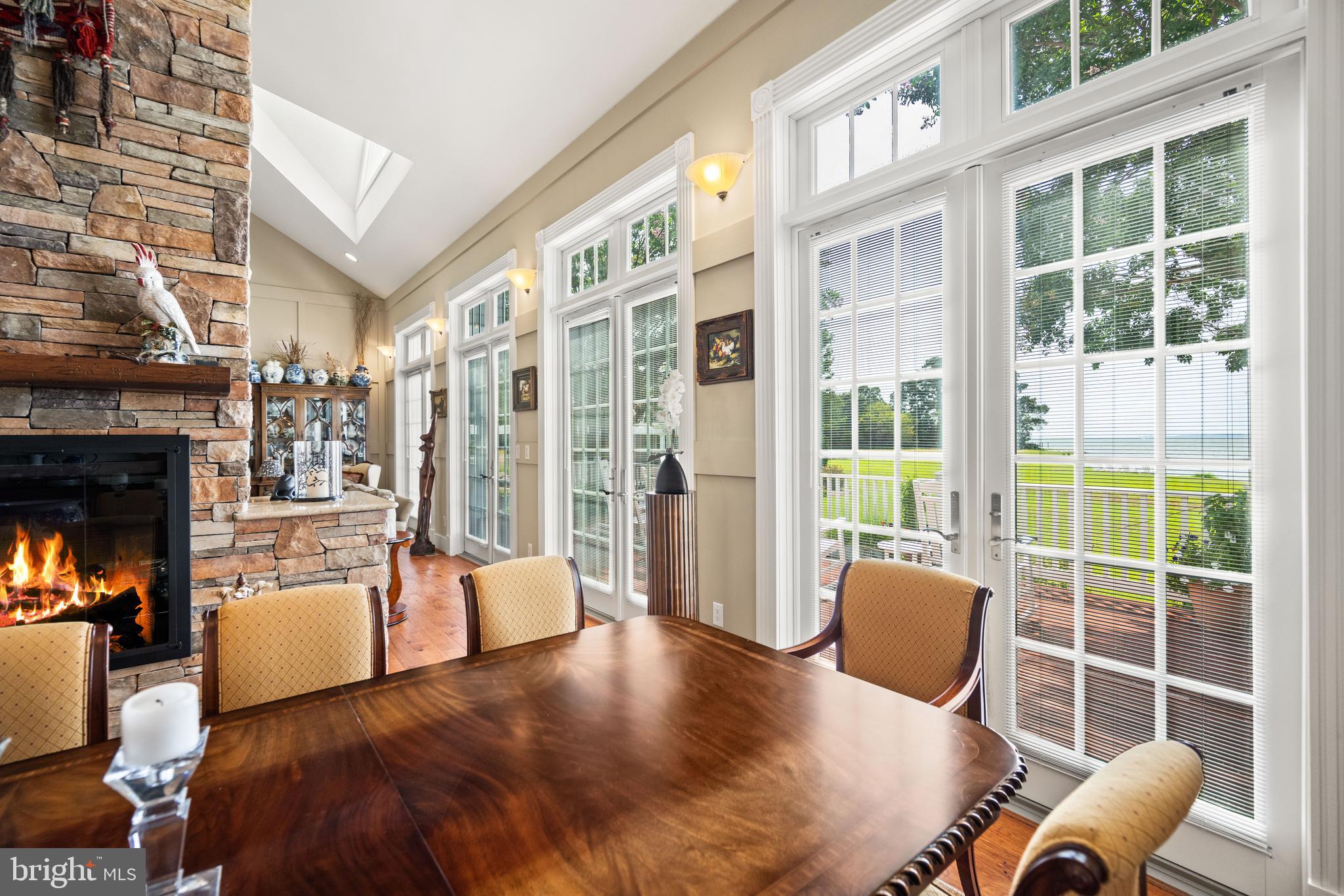 DEEP NECK - Residential