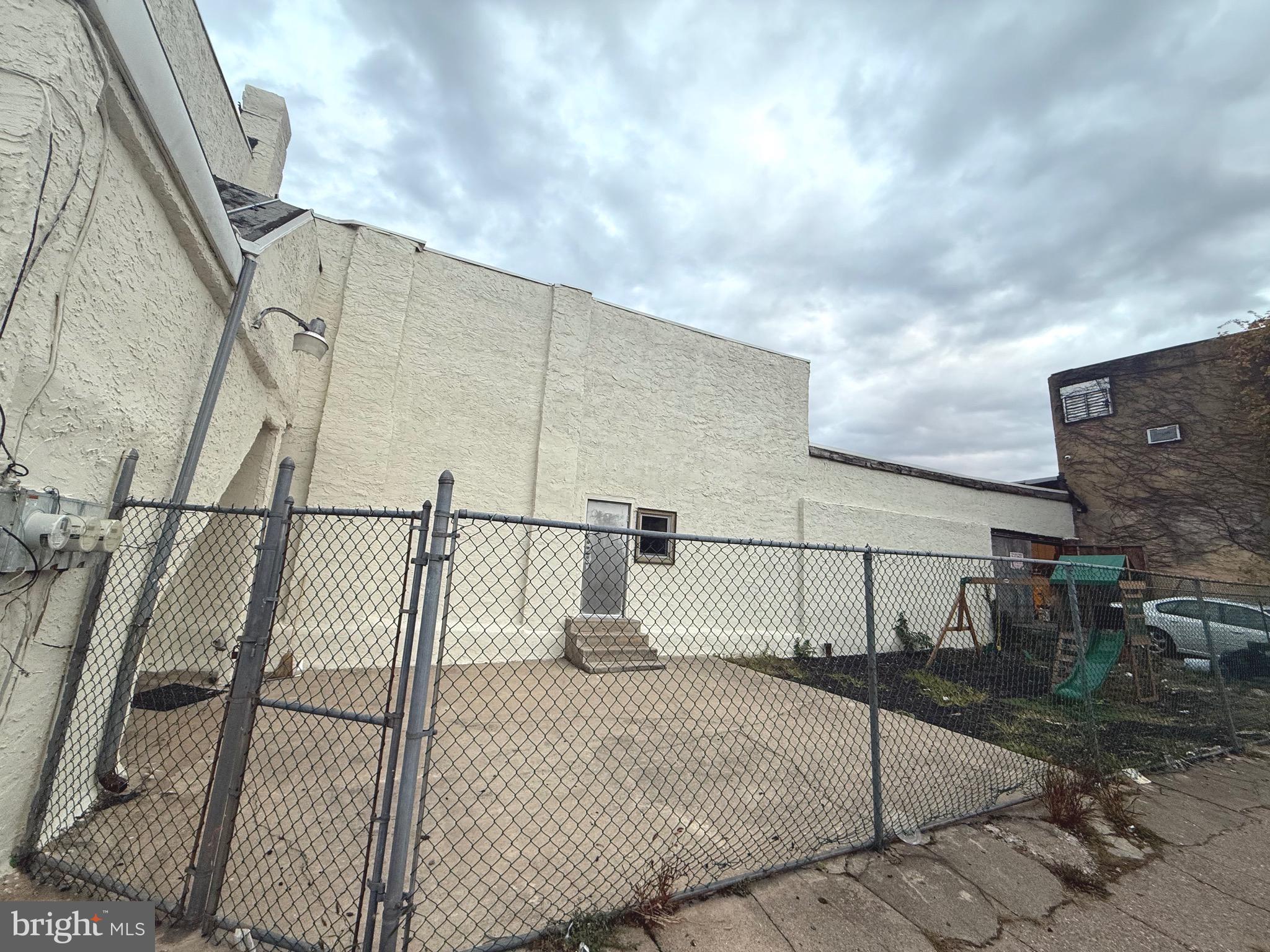 PHILADELPHIA (NORTH) - Commercial Sale