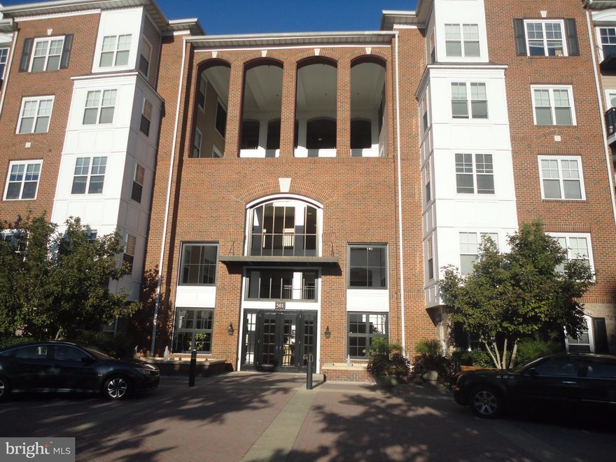 Immaculate 2BR 2Bath condo at heart of Rockville. Walking distance to metro station,Rockville Town Center, shops,restaurants.It features 9' ceiling, hardwood floor, granite counter top, balcony, 2 large bedrooms on opposite site of the living rm, ceiling fans. Assigned 2 indoor parking spaces(same lvl). Community amenities include pool, fitness center, theater, free internet access&basic cable TV.