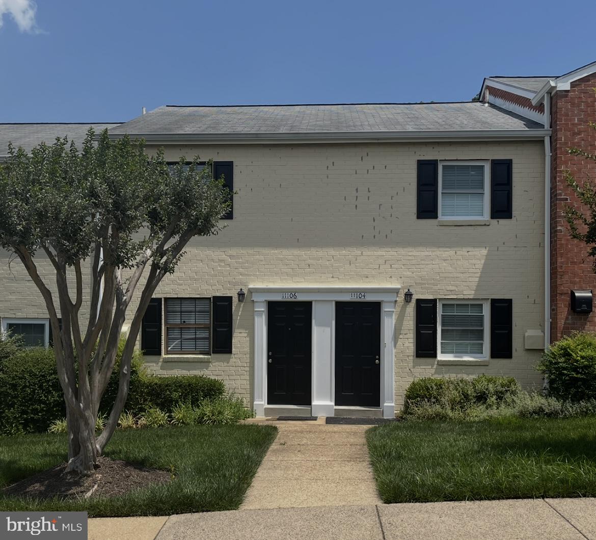 Welcome to this charming 2-bedroom, 1.5-bathroom two-level condo located in the highly sought-after Oxford Condominiums in Fairfax, VA. This cozy and well-maintained home features beautiful hardwood floors throughout, offering a warm and inviting atmosphere. The main level provides a spacious living area with easy access to a private, fenced backyard—perfect for relaxing, entertaining, or pets.
Ideally situated just minutes from I-66, Vienna Metro, shopping malls, dining, and entertainment options, this home offers unmatched convenience in a prime location. The community is pet-friendly, making it an excellent choice for animal lovers.
Don't miss the opportunity to live in one of Fairfax's most desirable neighborhoods with everything you need just around the corner!