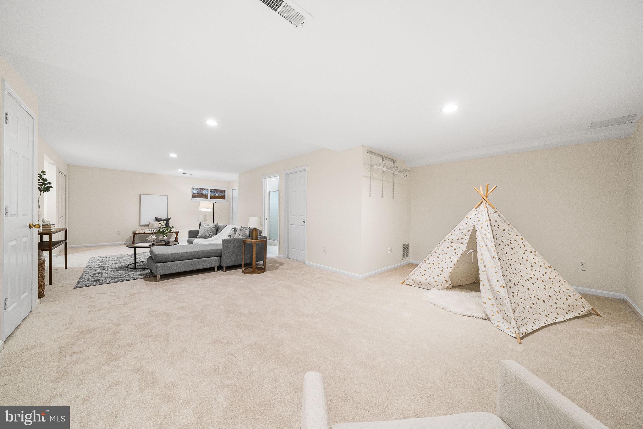 HUNTER OAKS TOWNHOUSES - Residential