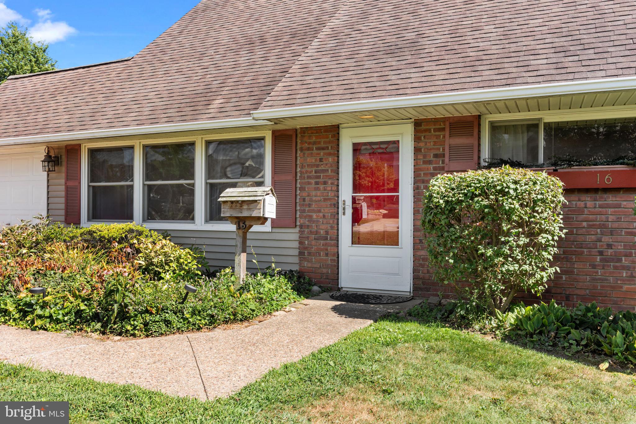 16 VIVIDLEAF LANE