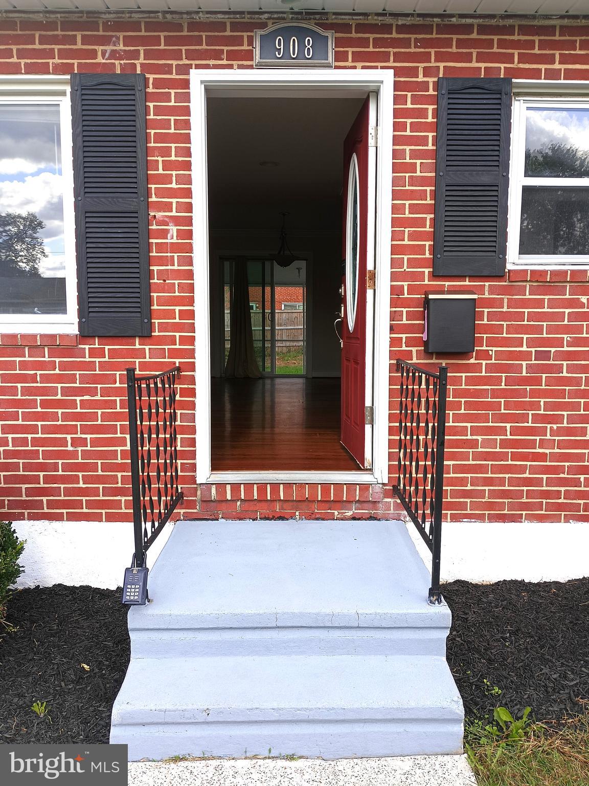 908 VANDERWOOD ROAD