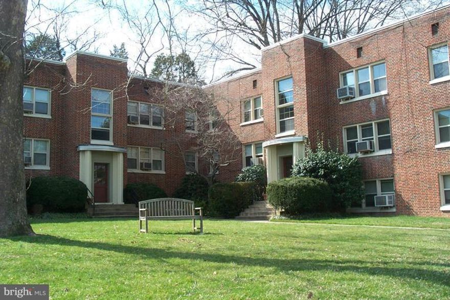 Lovely 1 bedroom/ 1 bath unit located in the heart of downtown Fredericksburg.  Ft. Wood floors throughout.  Walking distance to restaurants, shopping, Kenmore park and much more!  Rent includes: TRASH, WATER, SEWER, HEAT!  NO PETS ALLOWED. Section 8-OK