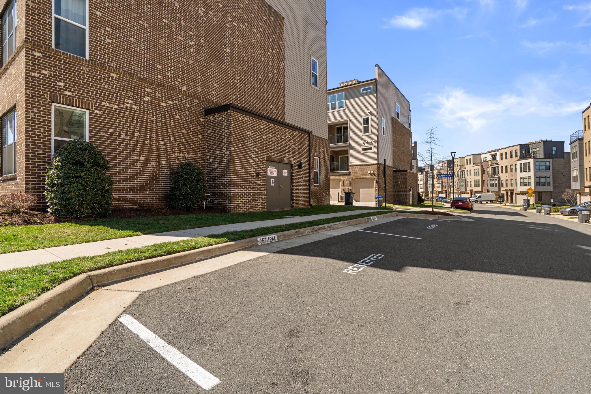 COMMONWEALTH PLACE AT WESTFIELDS - Residential