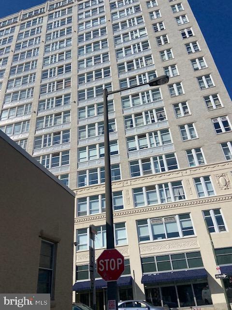 1100 Vine Street is in the heart of the city of Philadelphia, right in Chinatown. This high-rise has a full time welcome desk and has many amenities which include a Fitness Center, Parking Garage, Laundry and a Dog Park. You are walking distance to all of the best restaurants and shopping in the city, as well as Reading Terminal and public transportation.
Unit 1209 is a spacious one bedroom apartment with a kitchen and living room. Outstanding views of downtown Philadelphia from the bedroom.