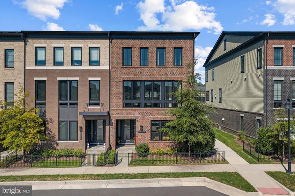 20277 OAK BLUFF DR, ASHBURN, VA 20147 - Image c646a618f6adf903d2cfd1d8d01a52d4/1786619850