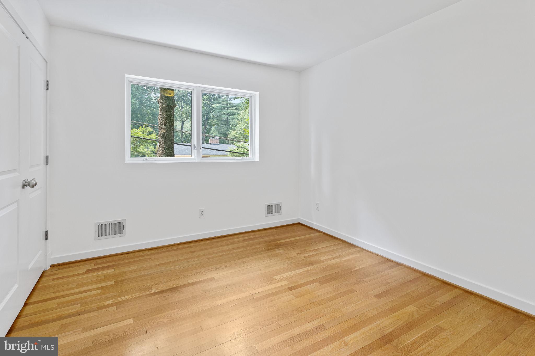 LAKE BARCROFT - Residential