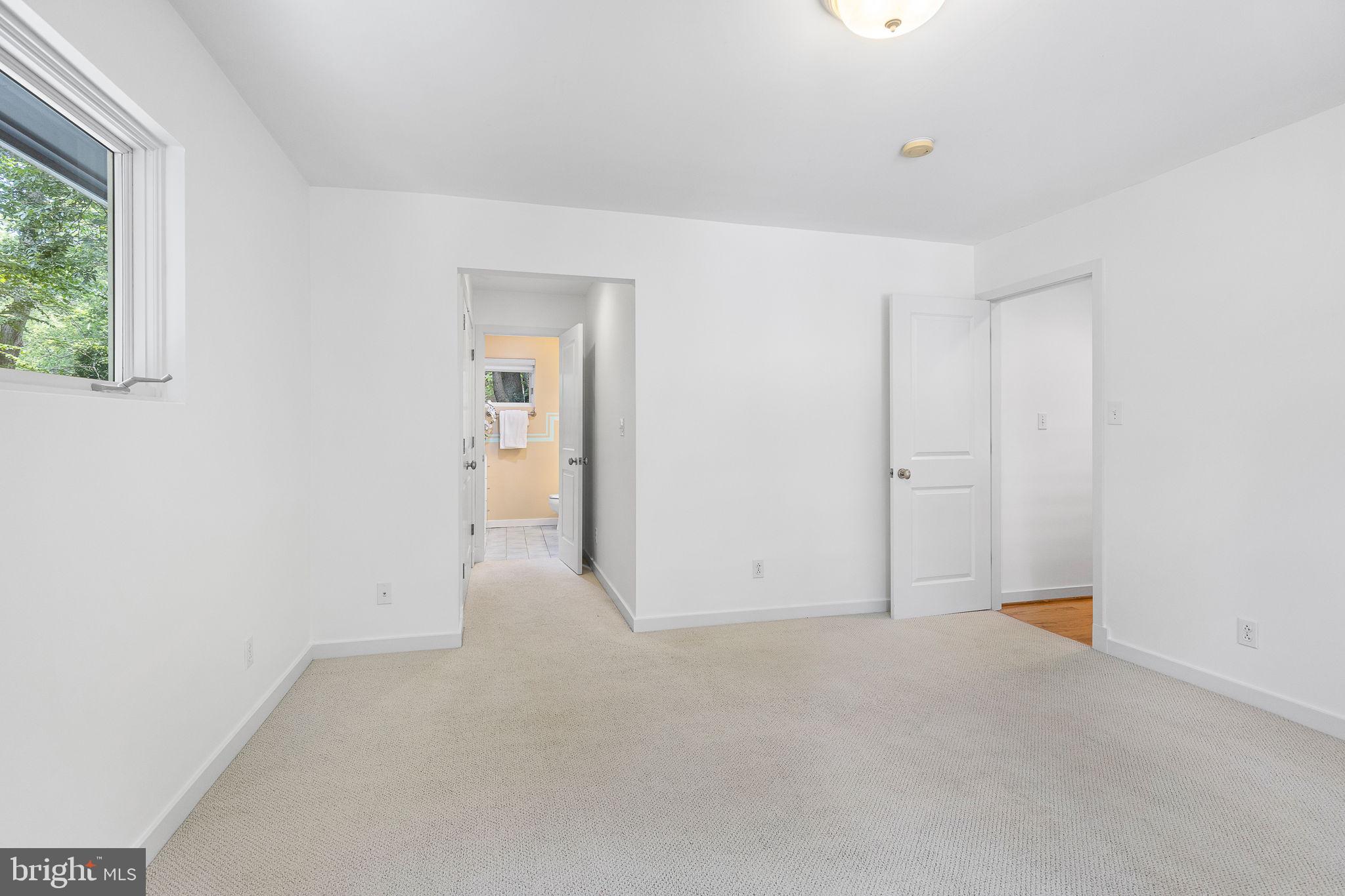 LAKE BARCROFT - Residential