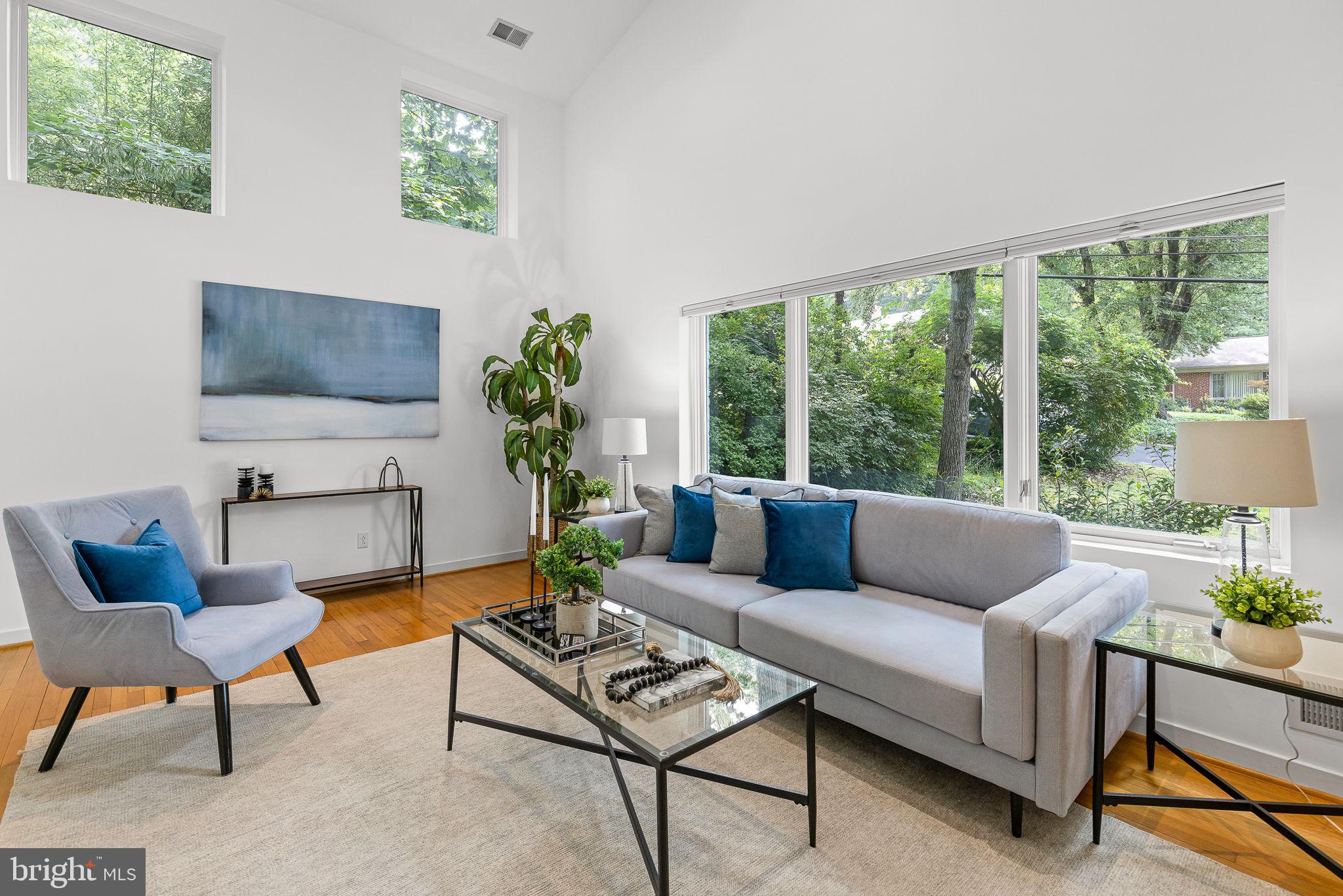 LAKE BARCROFT - Residential