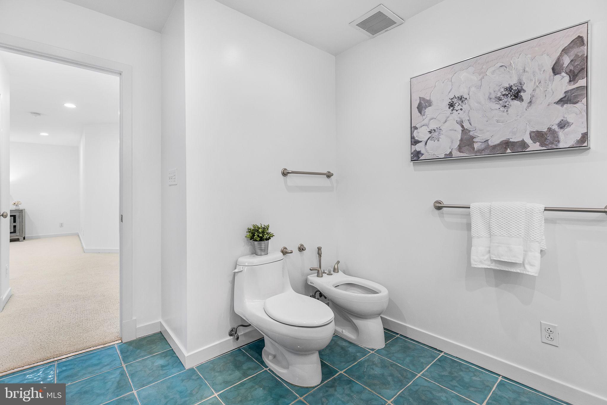 LAKE BARCROFT - Residential