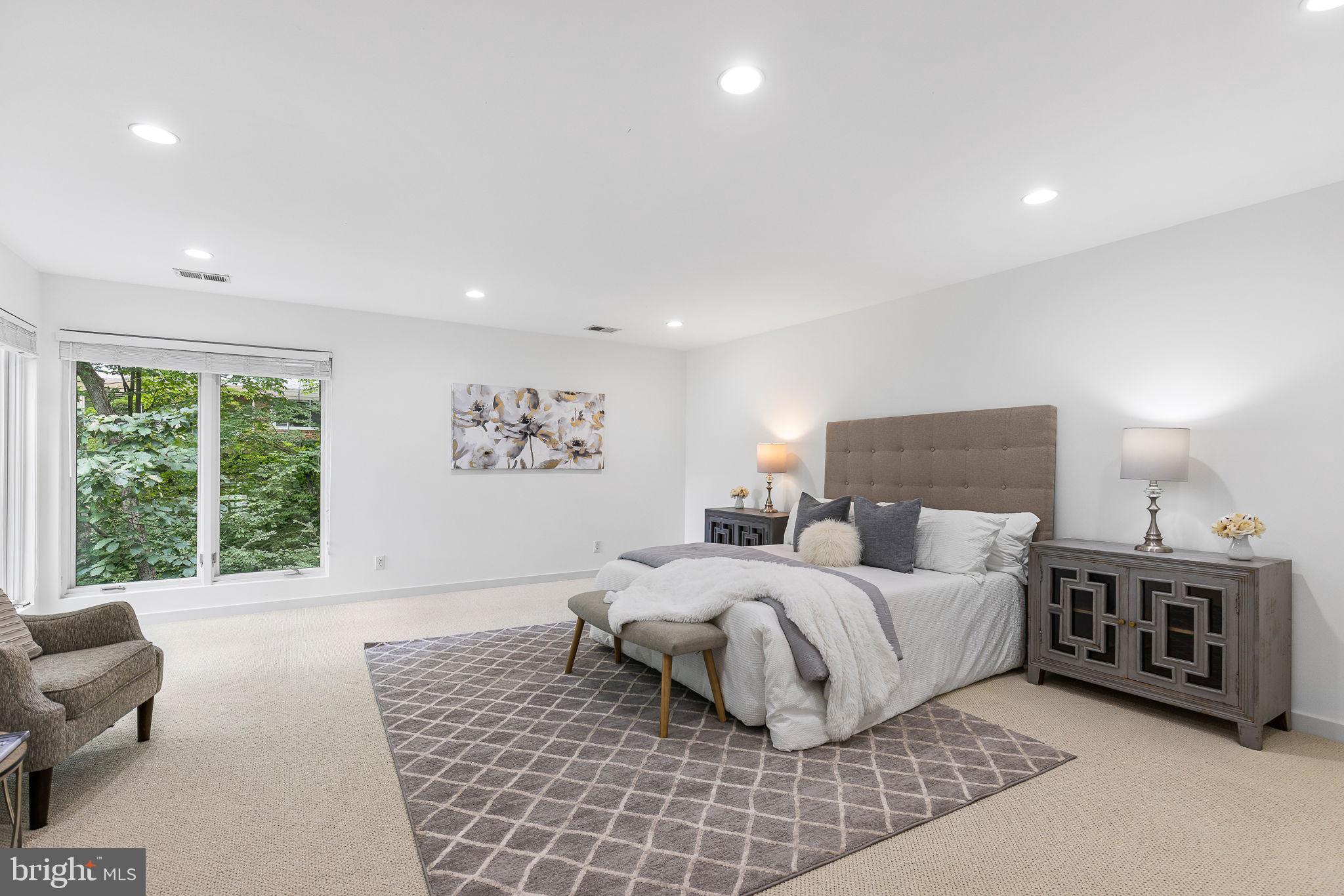 LAKE BARCROFT - Residential