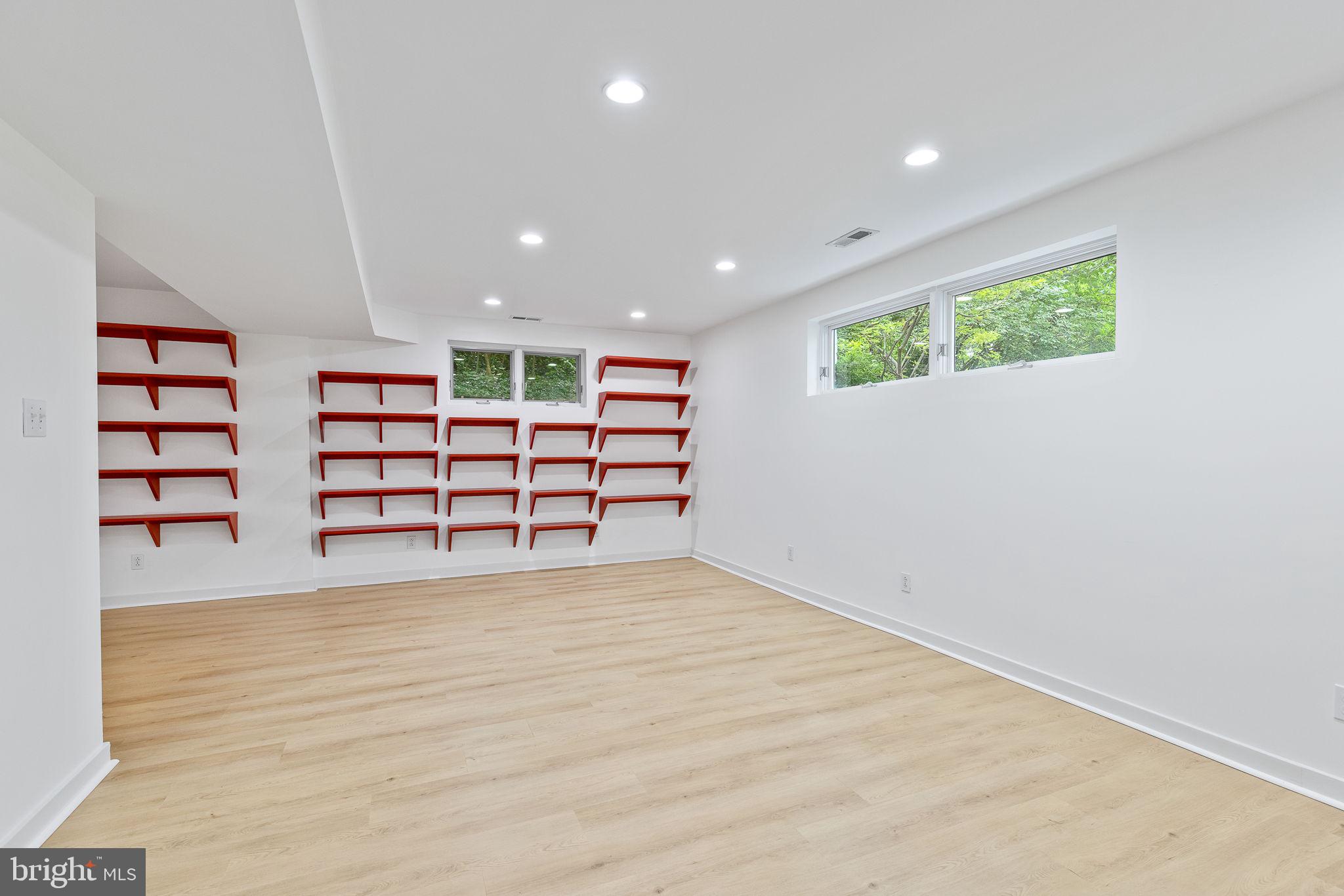 LAKE BARCROFT - Residential