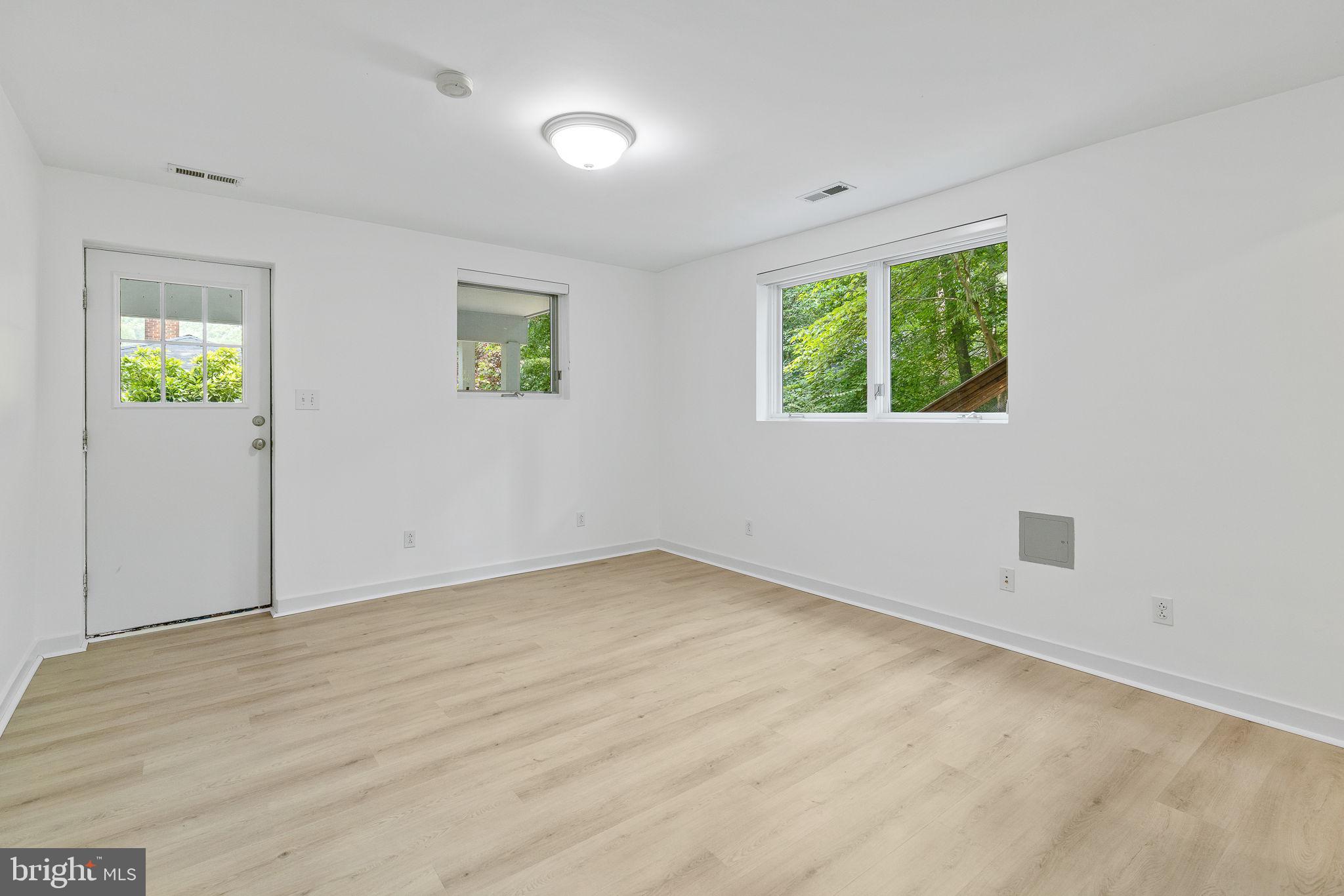 LAKE BARCROFT - Residential