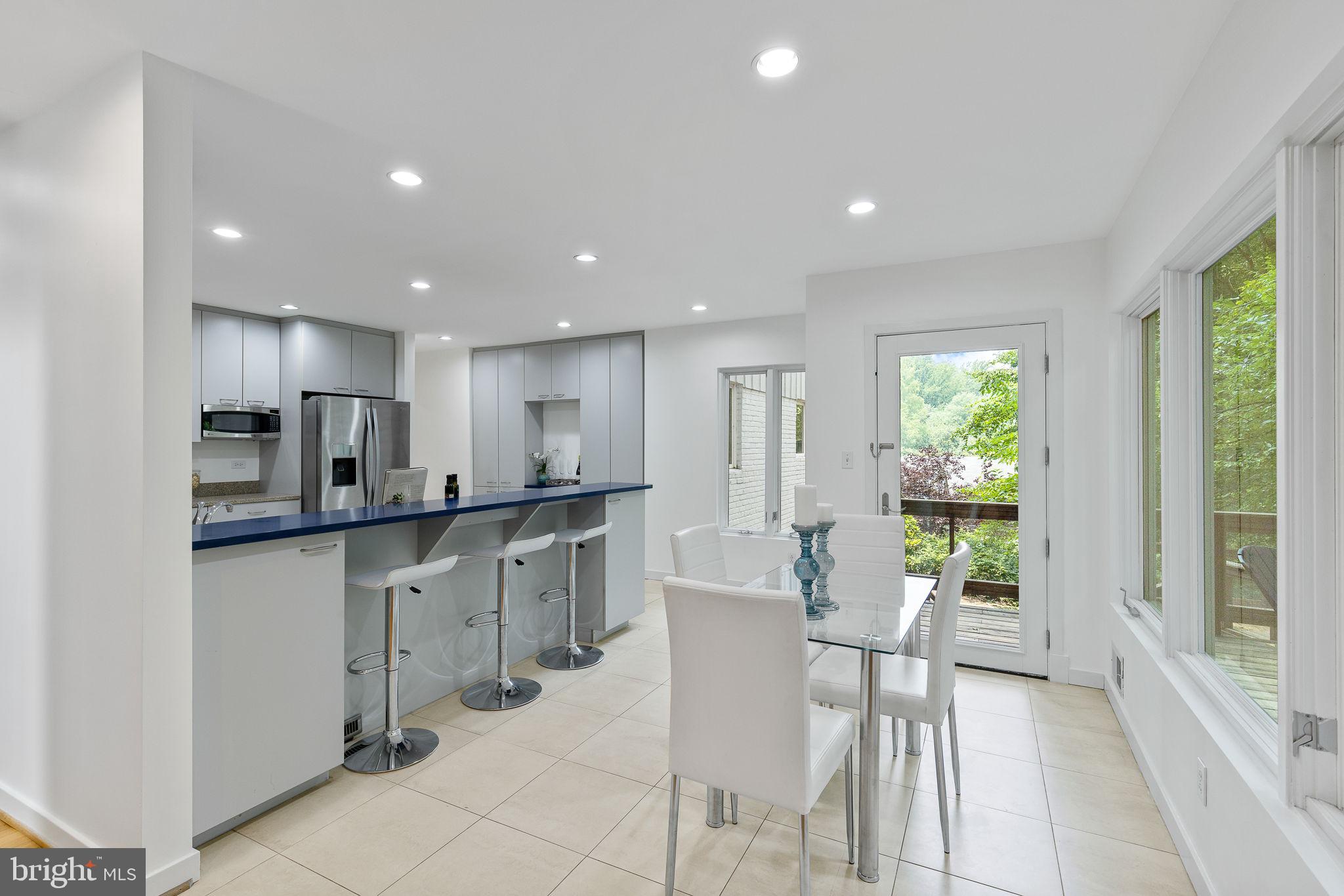 LAKE BARCROFT - Residential