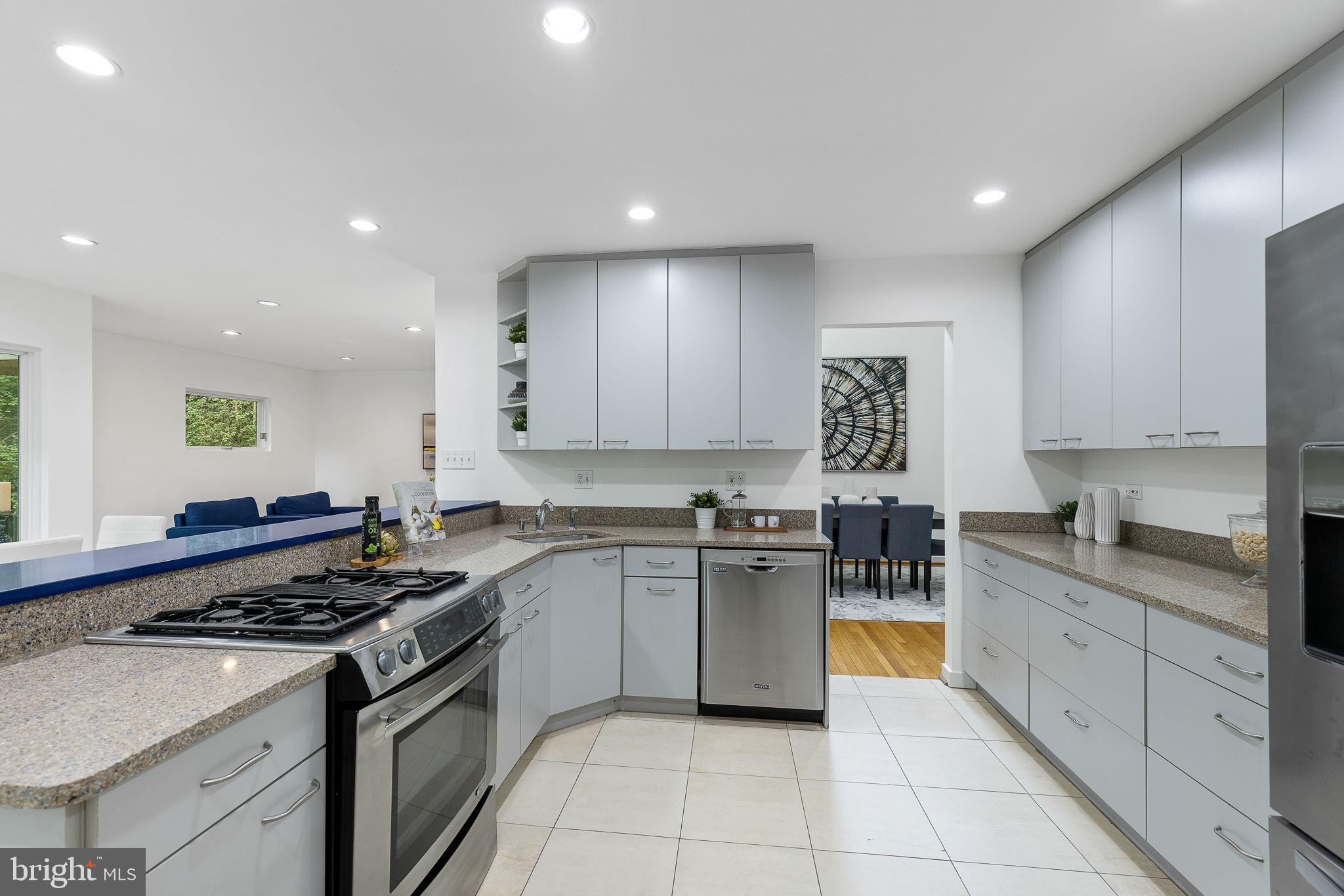 LAKE BARCROFT - Residential